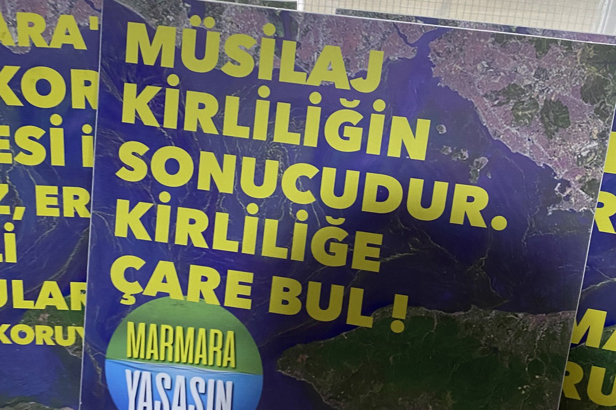 Marmara Yaşasın Grubu, Marmara Denizi’ndeki kirliliğe dikkat çekmek için açıklama yaptı.