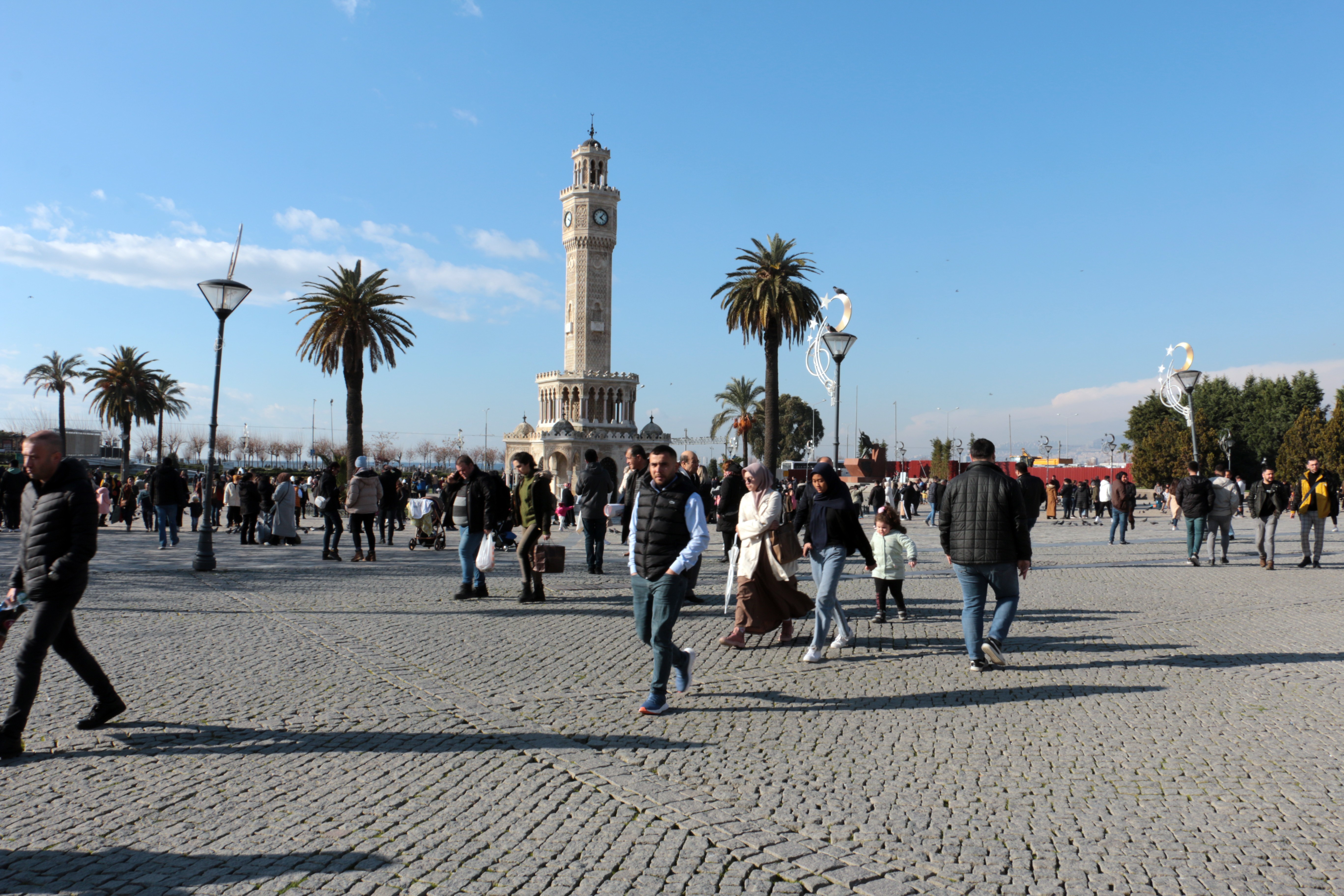 İzmir'de saat kulesinin bulunduğu meydandan bir görünüm.