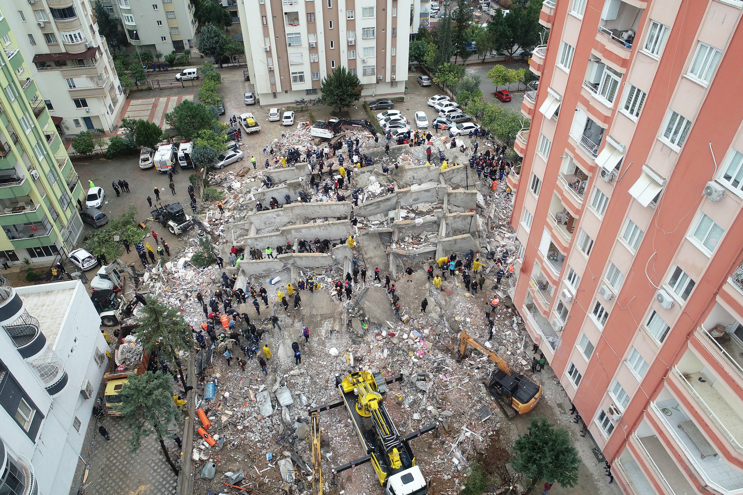 Adana'da yıkılan binanın enkazında çalışmalar