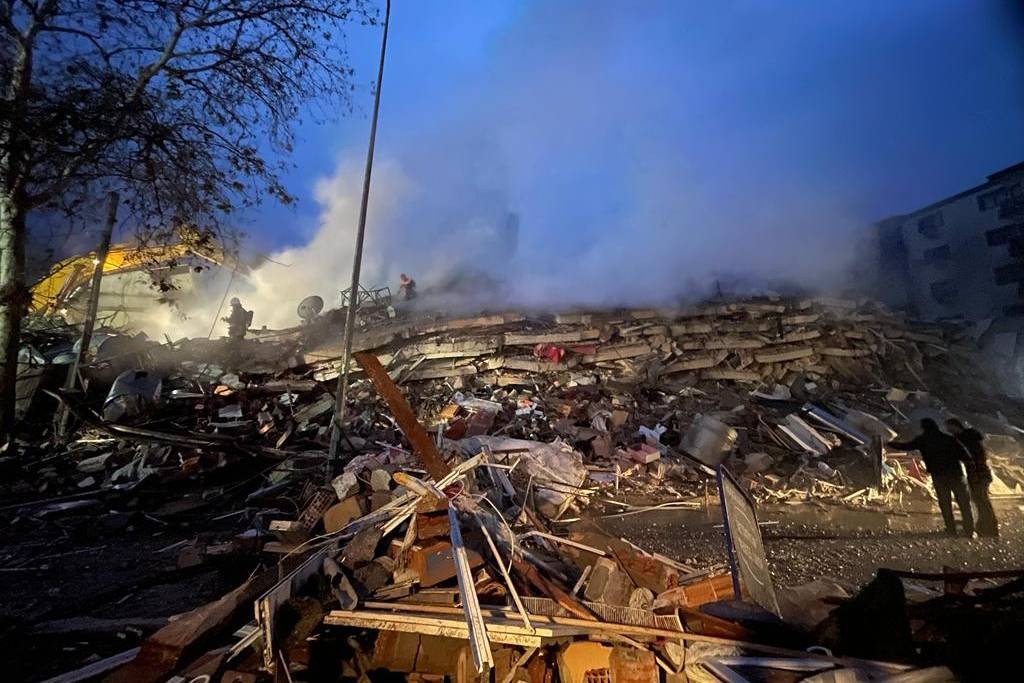 Deprem sonrası yıkılan bina