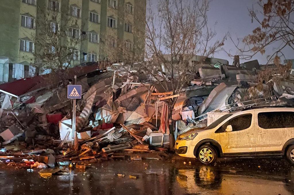 Maraş'ta yıkılan bir bina