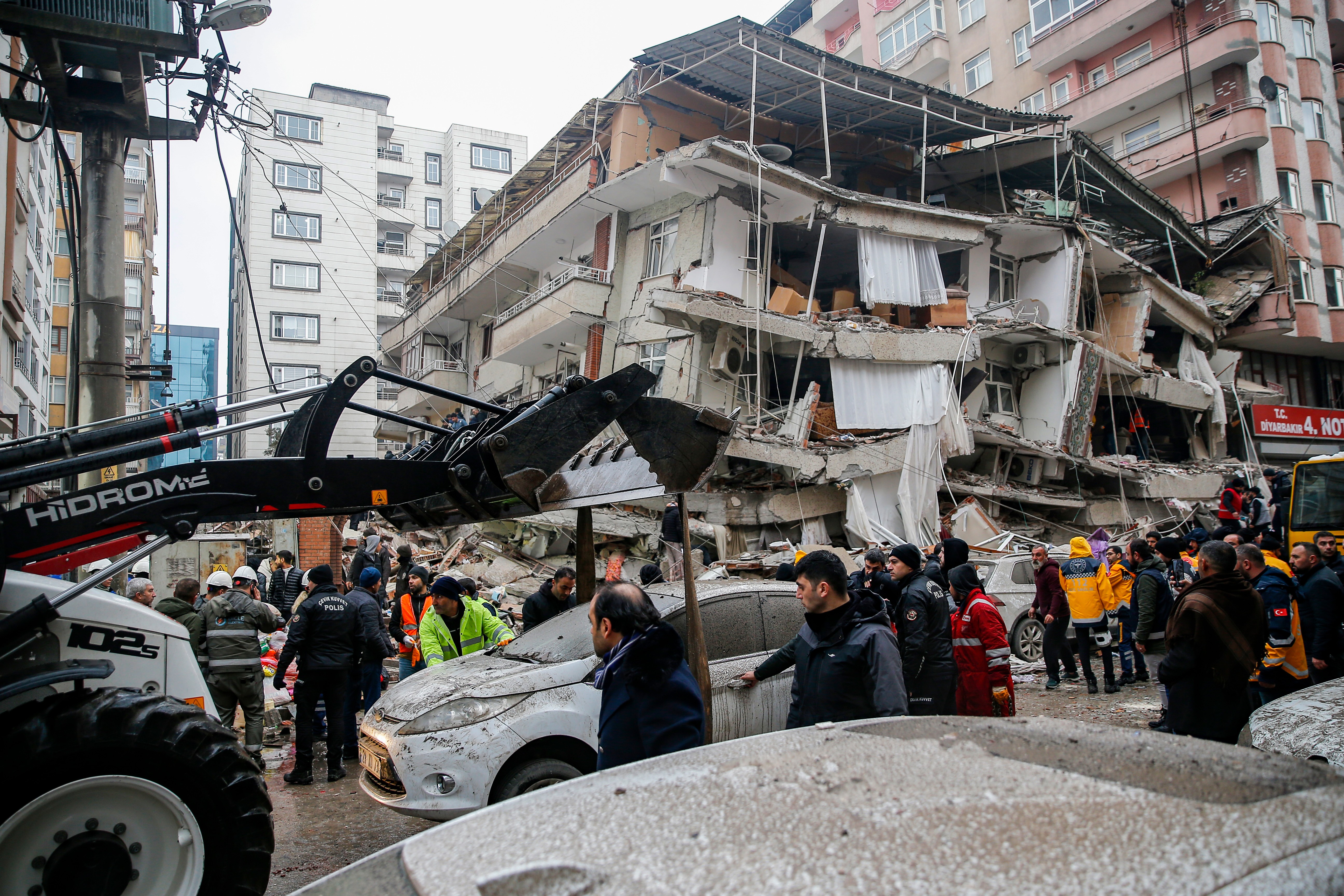 Diyarbakır'da yıkılan binada kurtarma çalışmaları