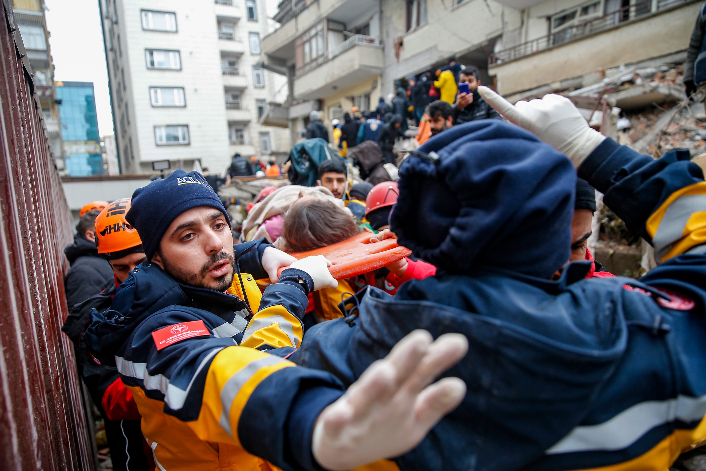 Diyarbakır'da yıkılan binada kurtarma çalışmaları