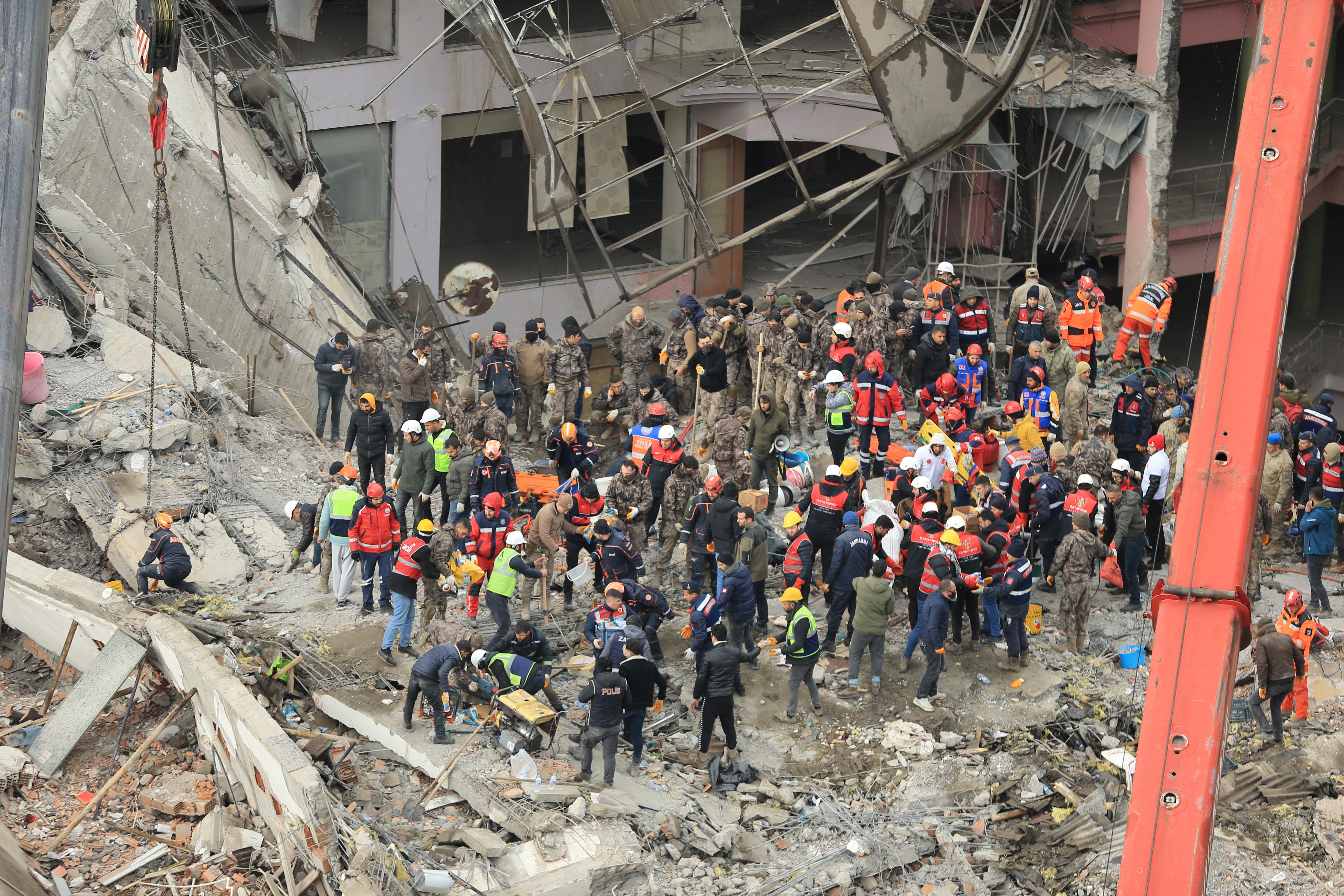 Diyarbakır'da yıkılan binada kurtarma çalışmaları