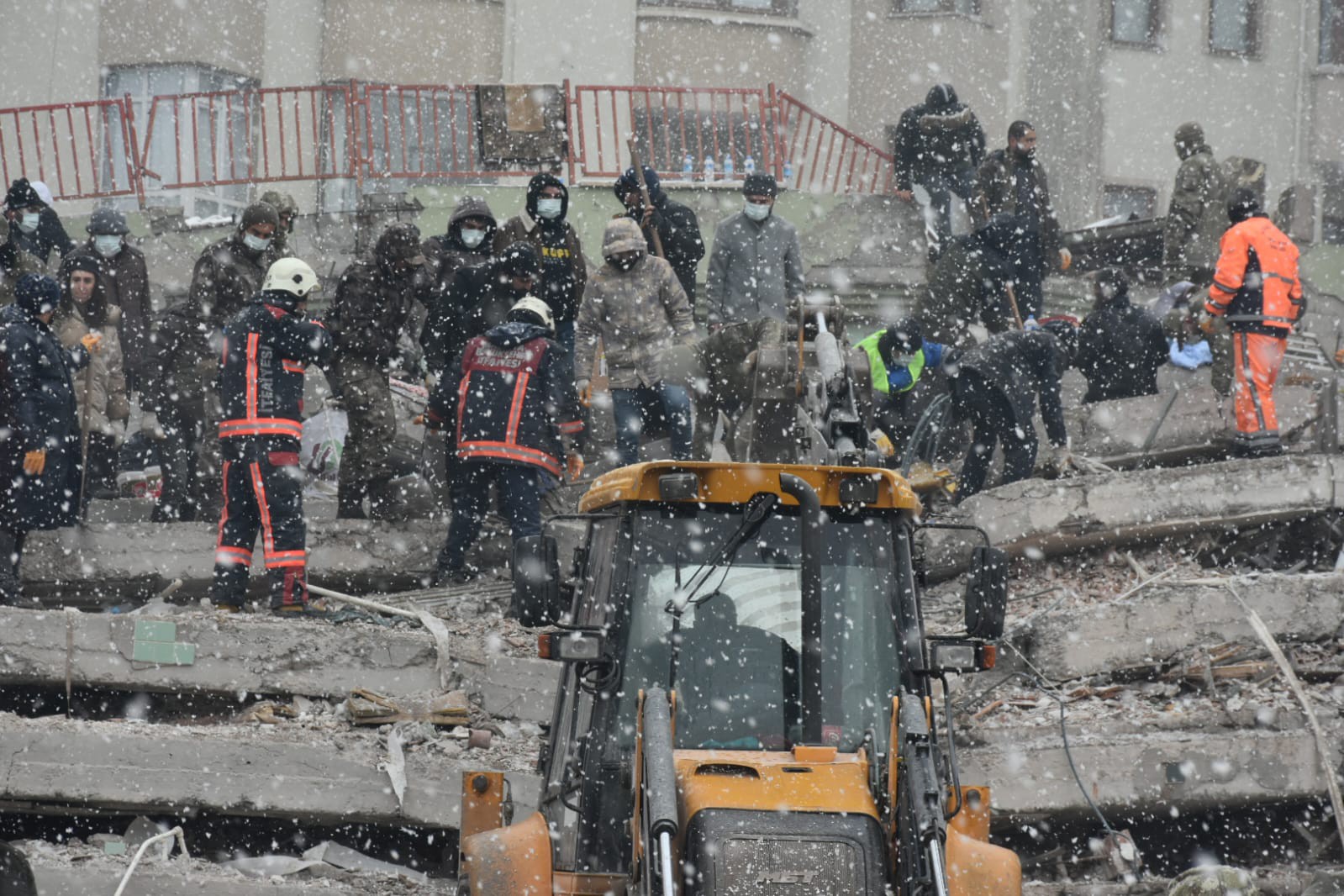 Malatya'daki Zafer Mahallesi'nde arama-kurtarma çalışmaları sürüyor. 