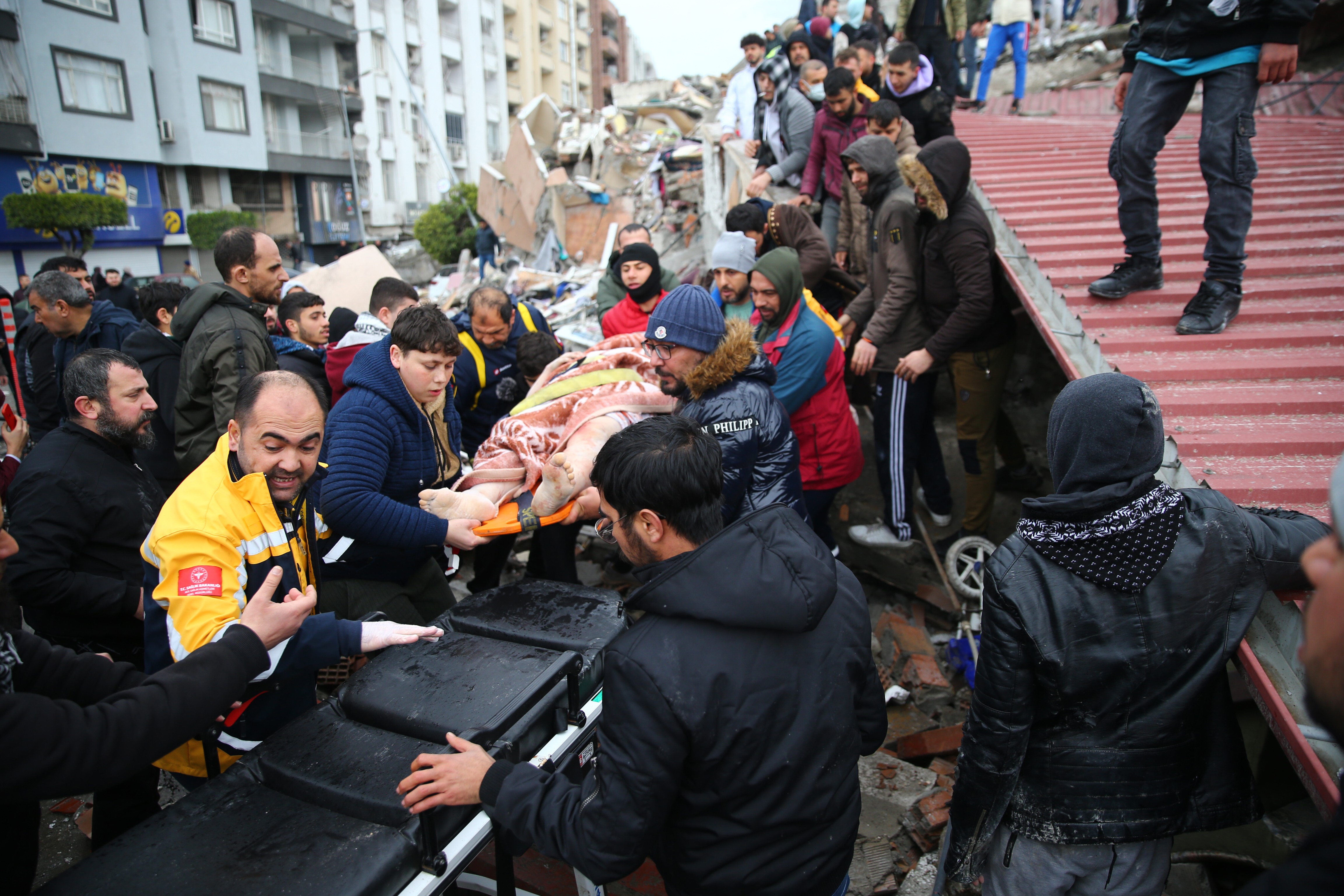 Hatay'da yıkılan binanın enkazından bir kişi yaralı olarak çıkarıldı