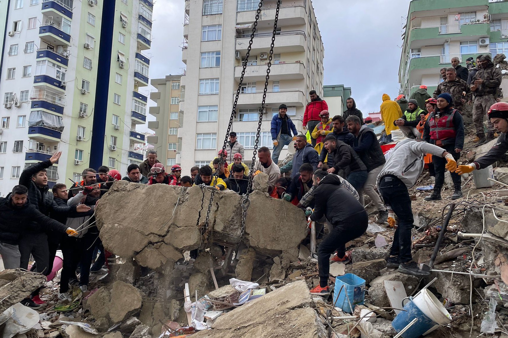 Adana'da yıkılan binada kurtarma çalışmaları.