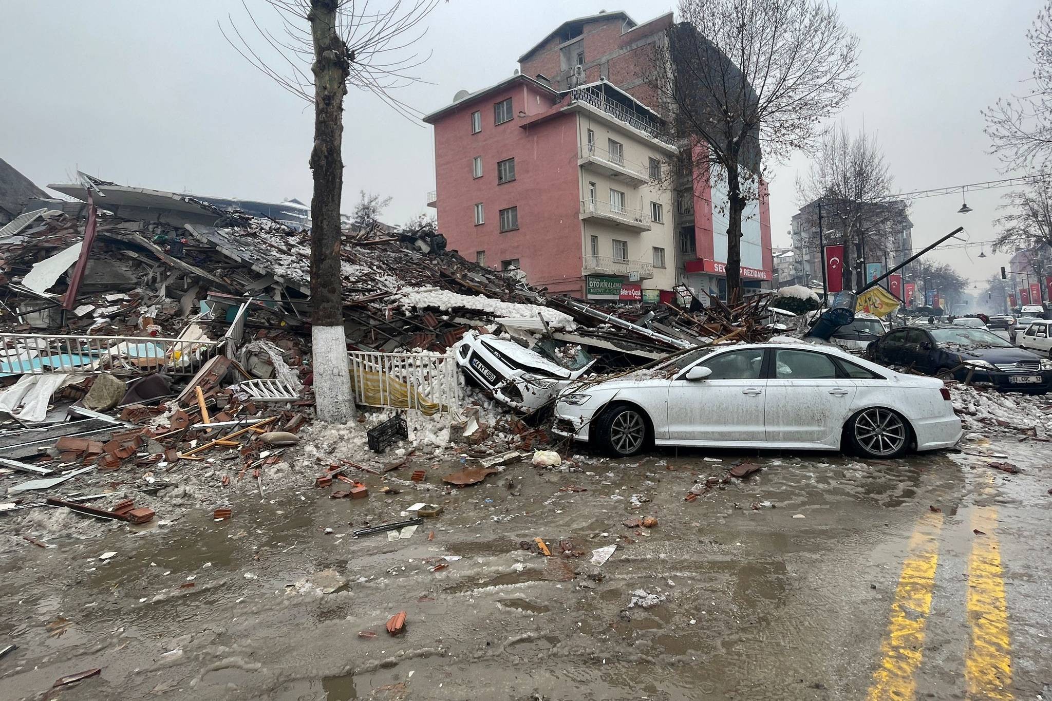 Malatya'da depremin ardından yıkılan binalar