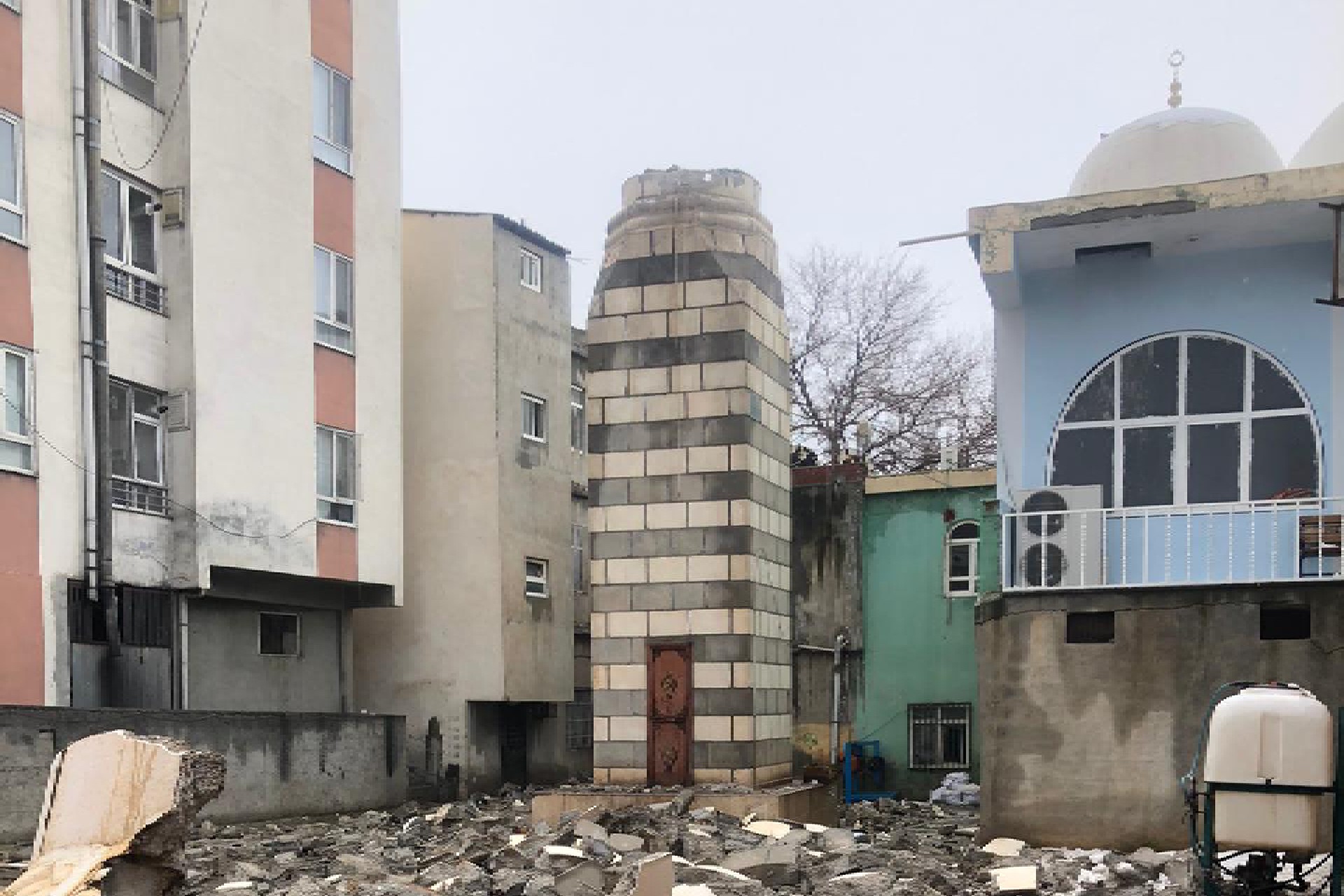 Urfa'da depremde yıkılan cami minaresi