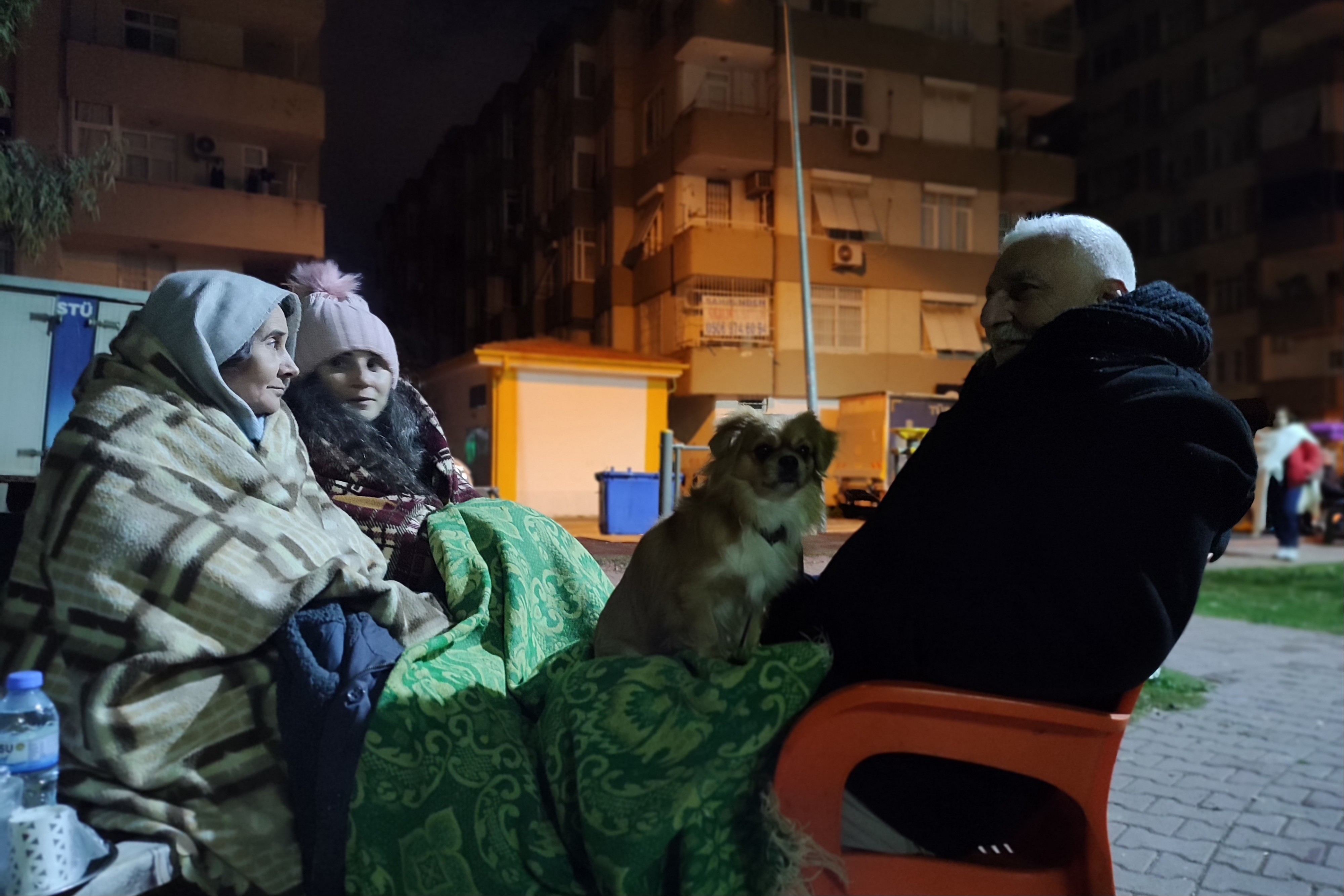 Adana'da dışarda sabahlayan yurttaşla