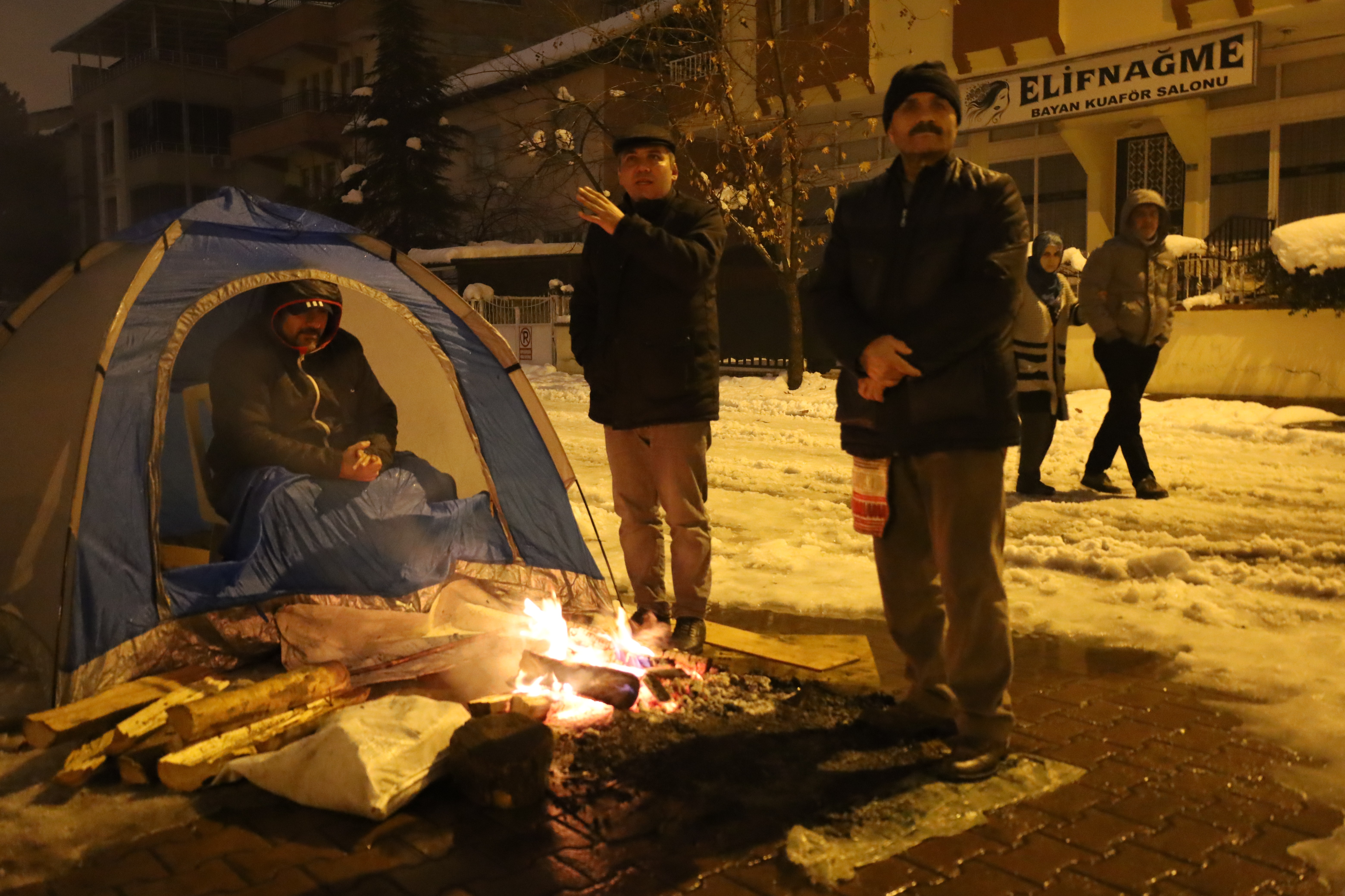 Malatya'da depremin ardından ilk geceyi geçiren insanlar