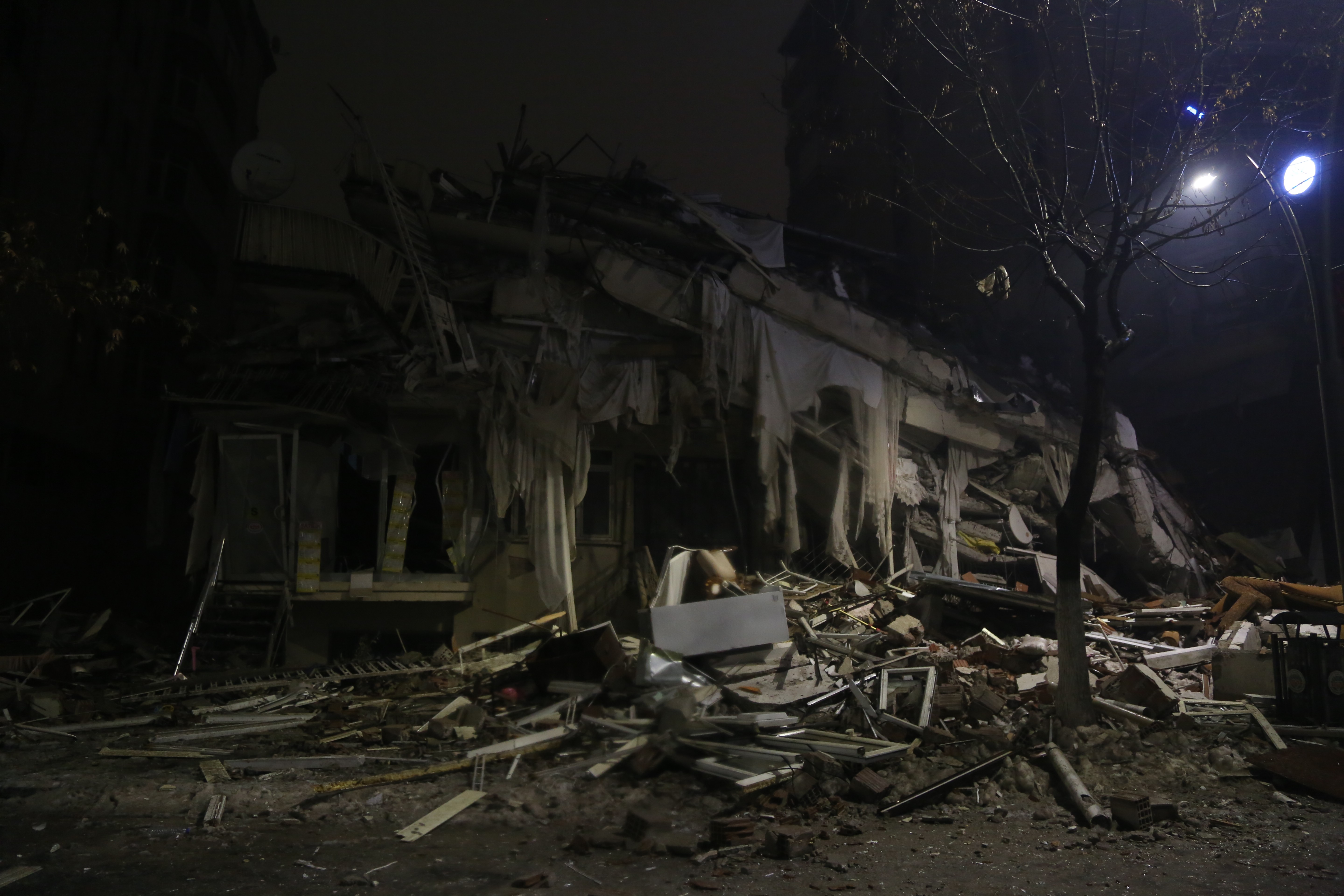 Malatya'da depremin ardından ilk geceyi geçiren insanlar