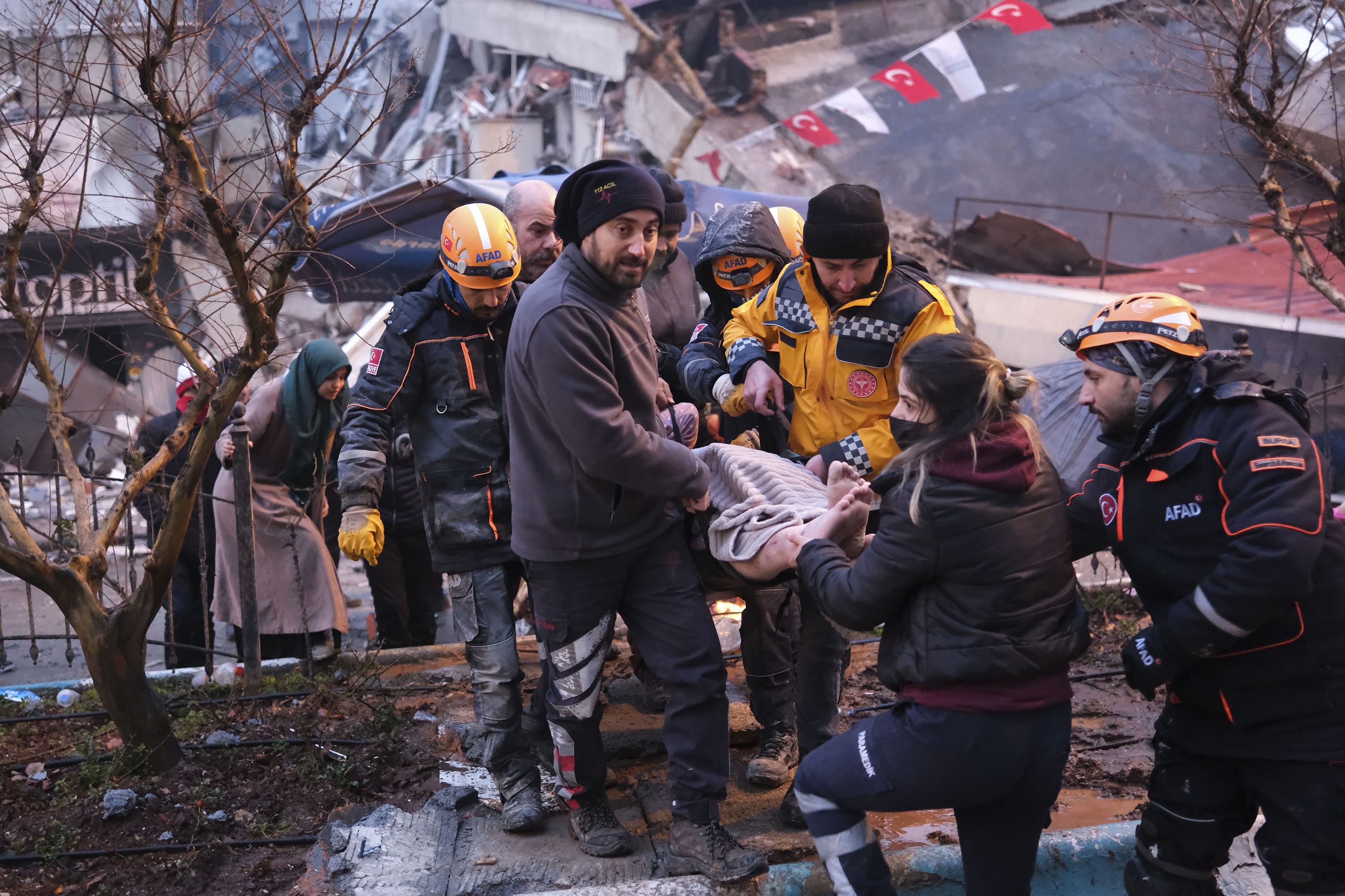 Maraş'ta yıkılan binadan kurtarılan bir kişi.