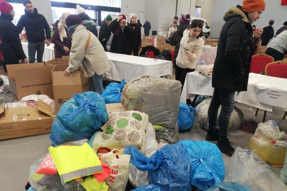 İstanbul'da deprem bölgesine göndermek üzere yardım kolileri hazırlanıyor