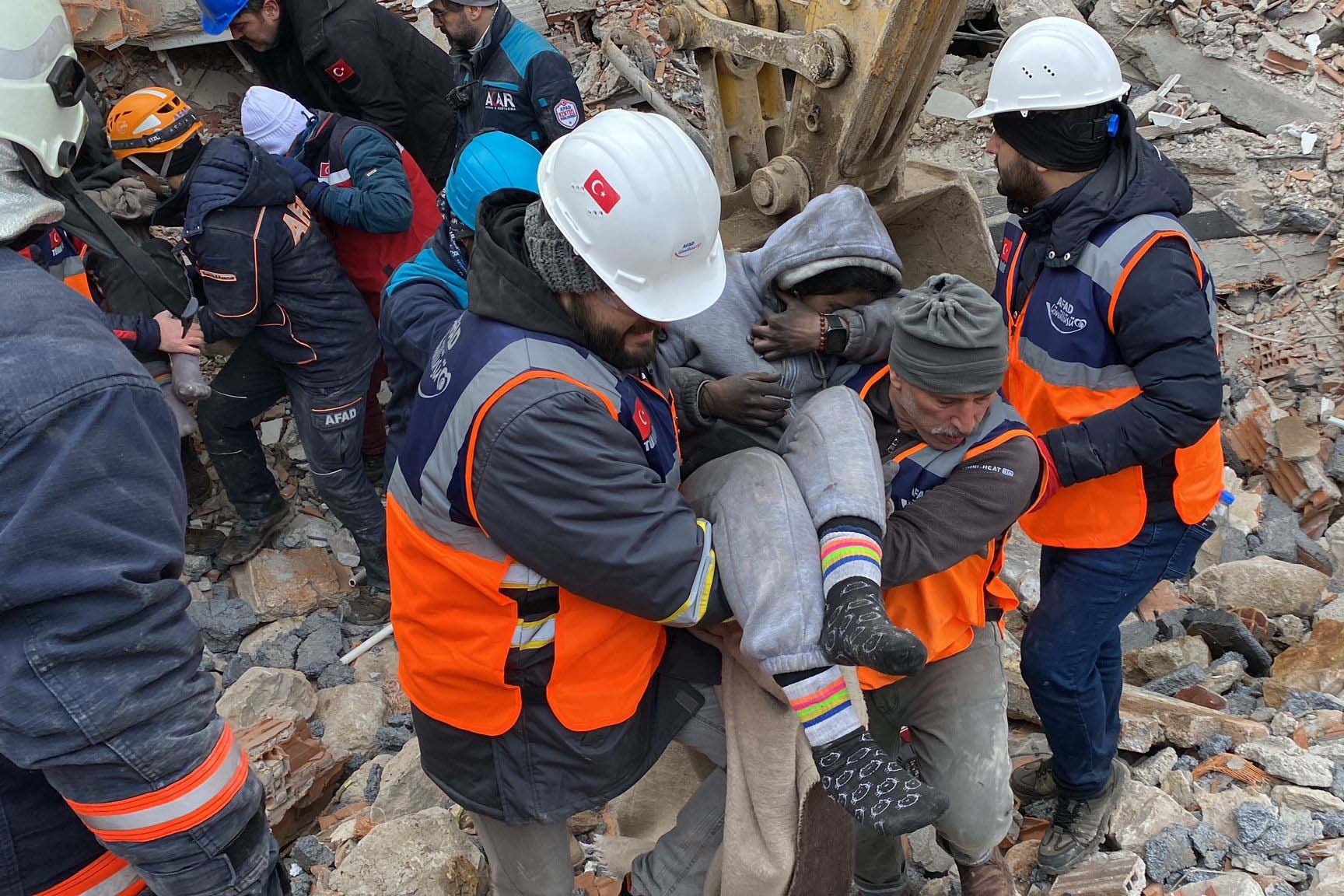 Malatya'da enkaz altından çıkarılan kız çocuğu