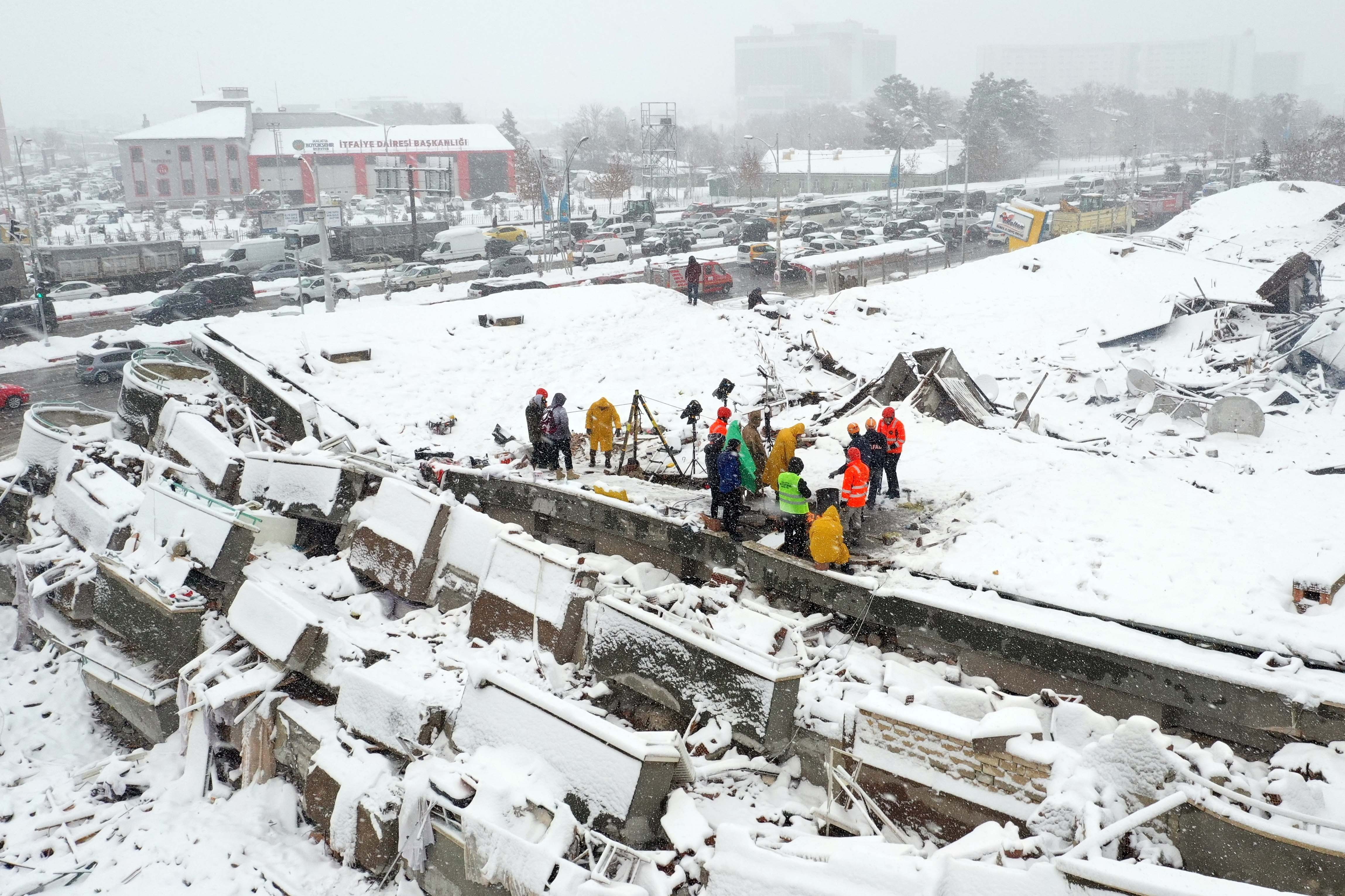 Malatya'da karla kaplanmış enkaz görüntüsü