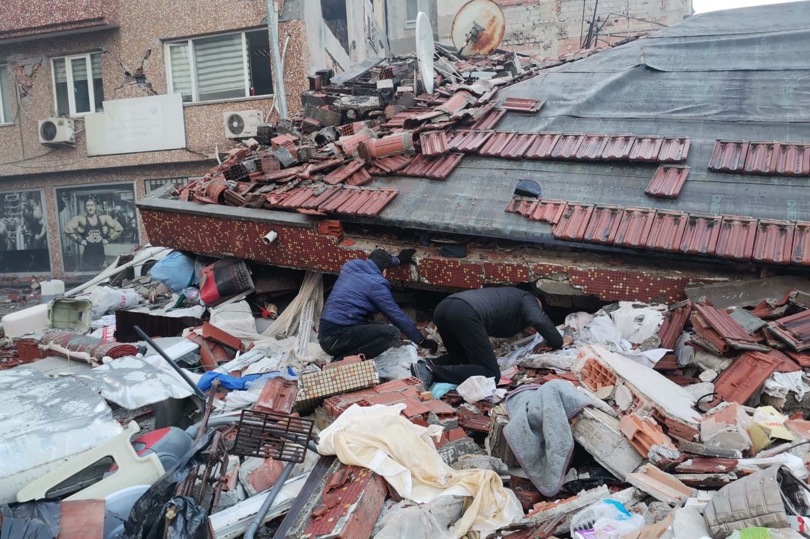 Hatay'da enkazda sıkışan çocuğu kurtarma çalışması