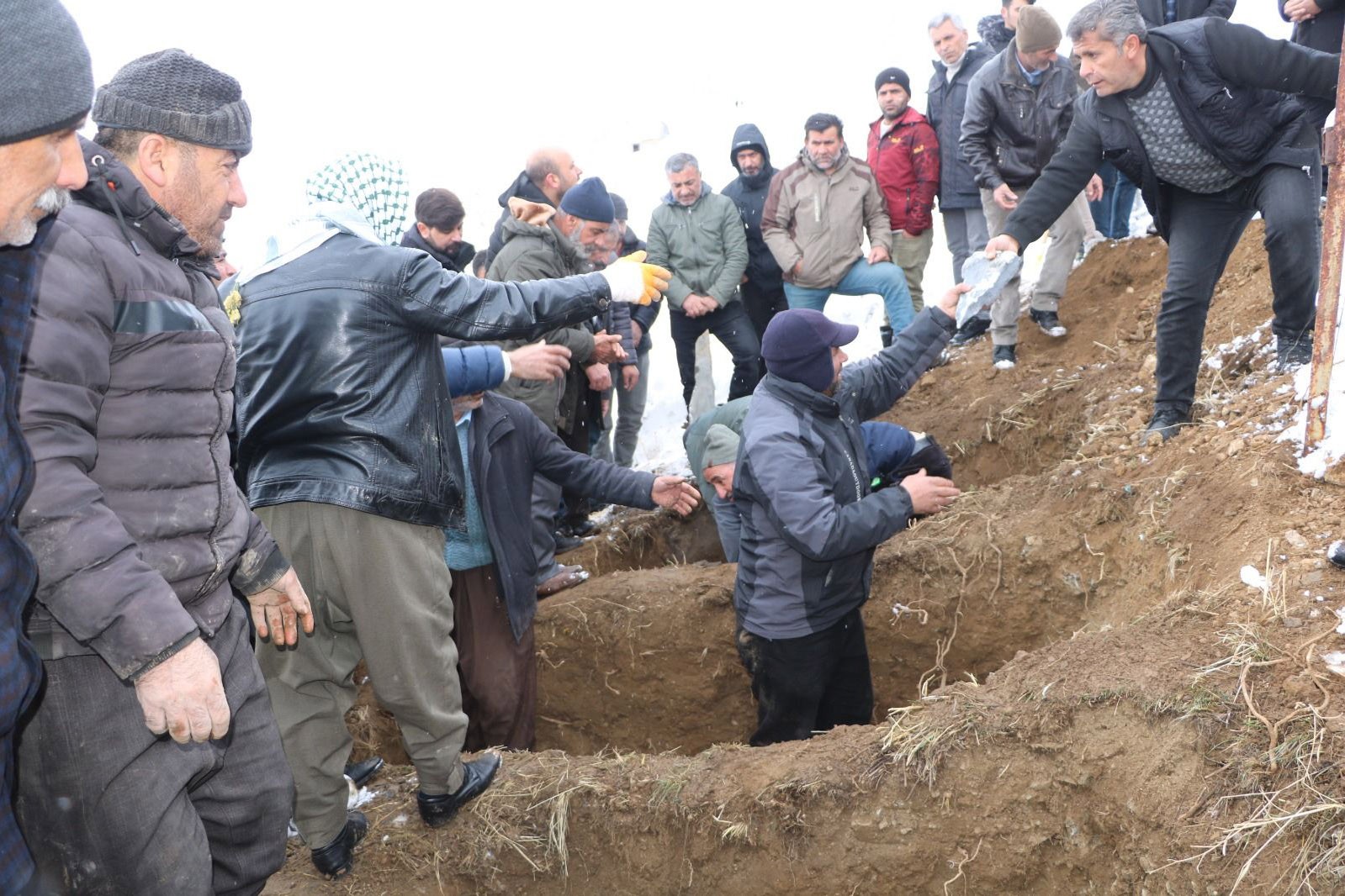 Depremde hayatını kaybedenler toprağa verildi