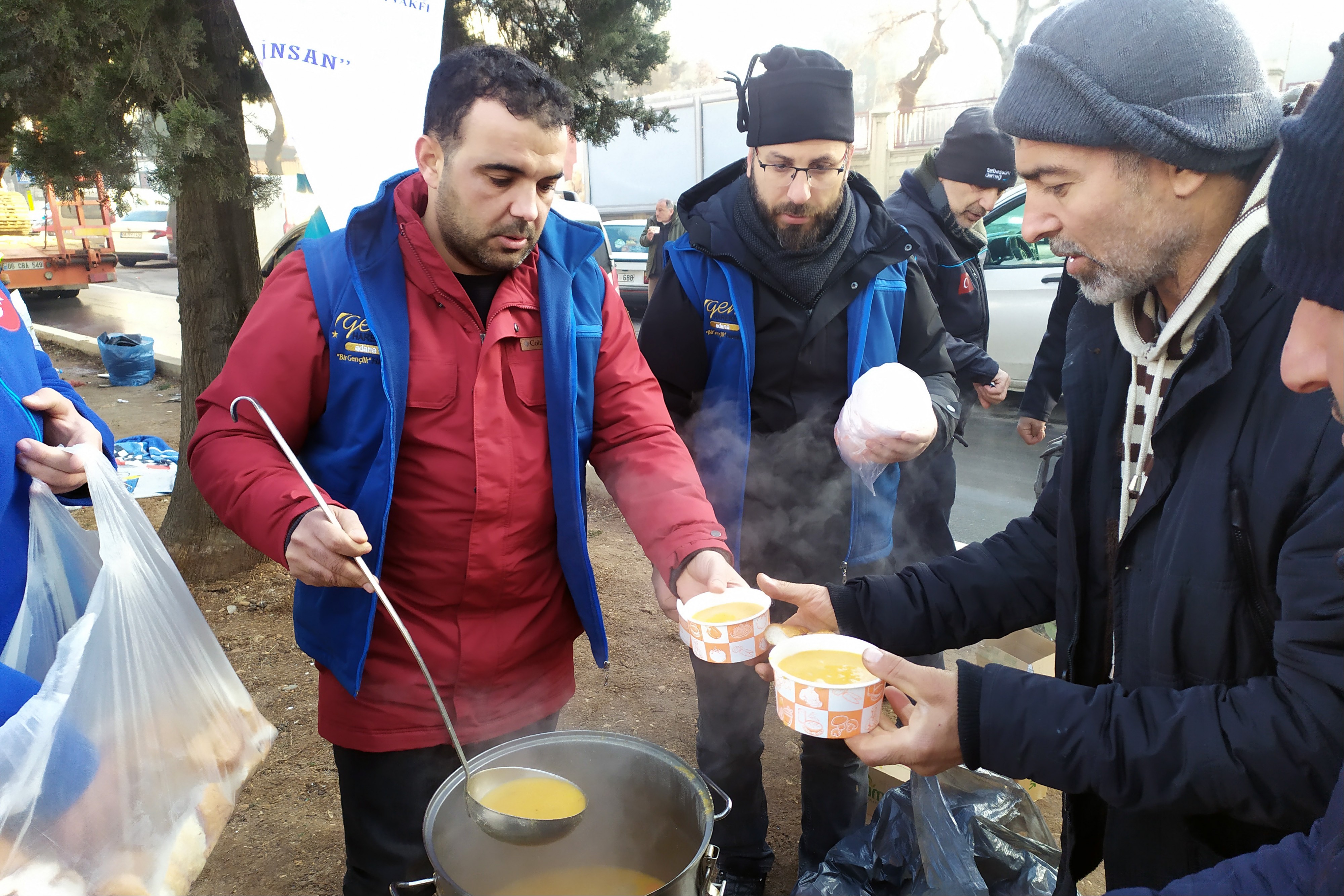 Depremzedelere çorba dağıtımı