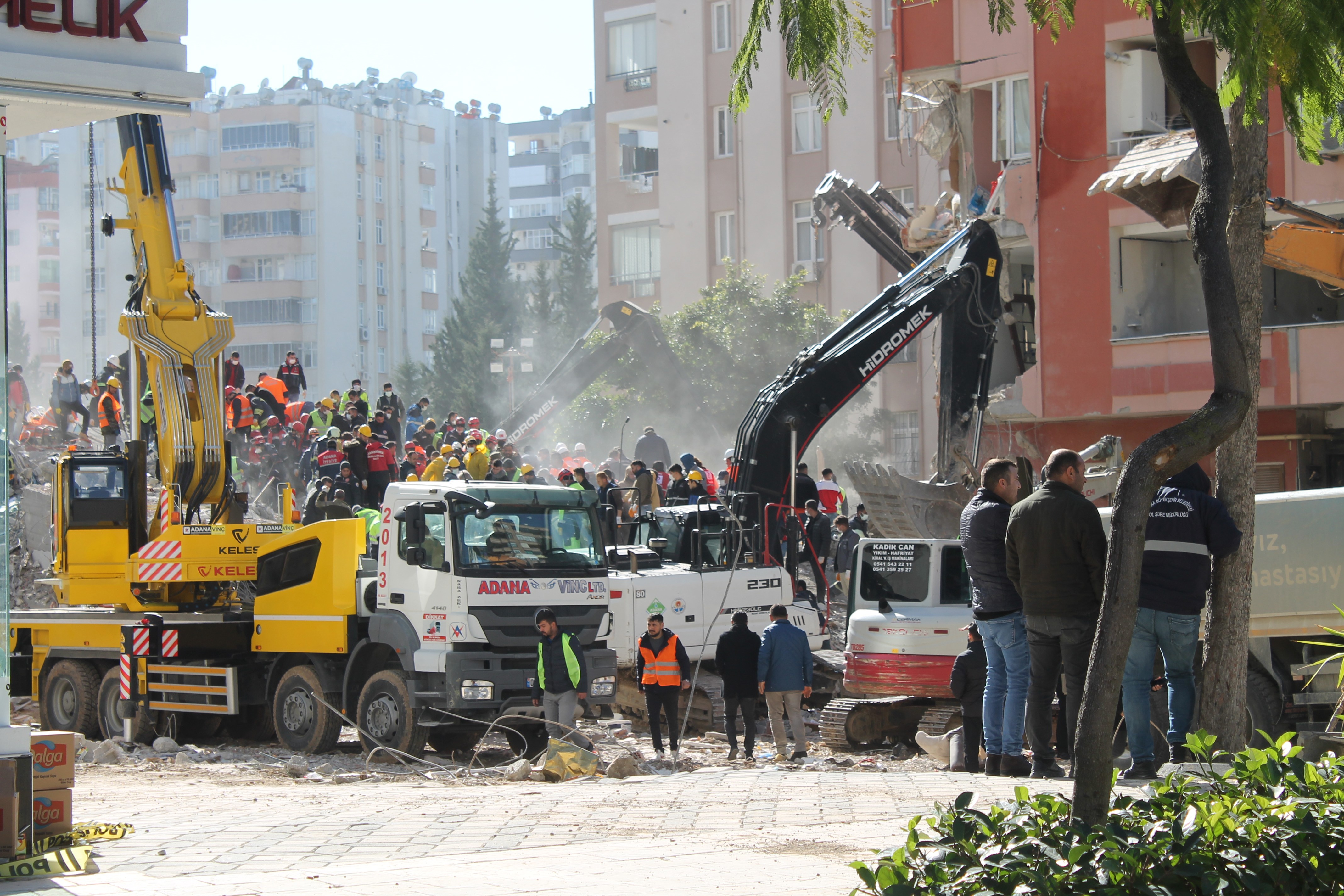 Adana'da enkazda arama kurtarma çalışması.