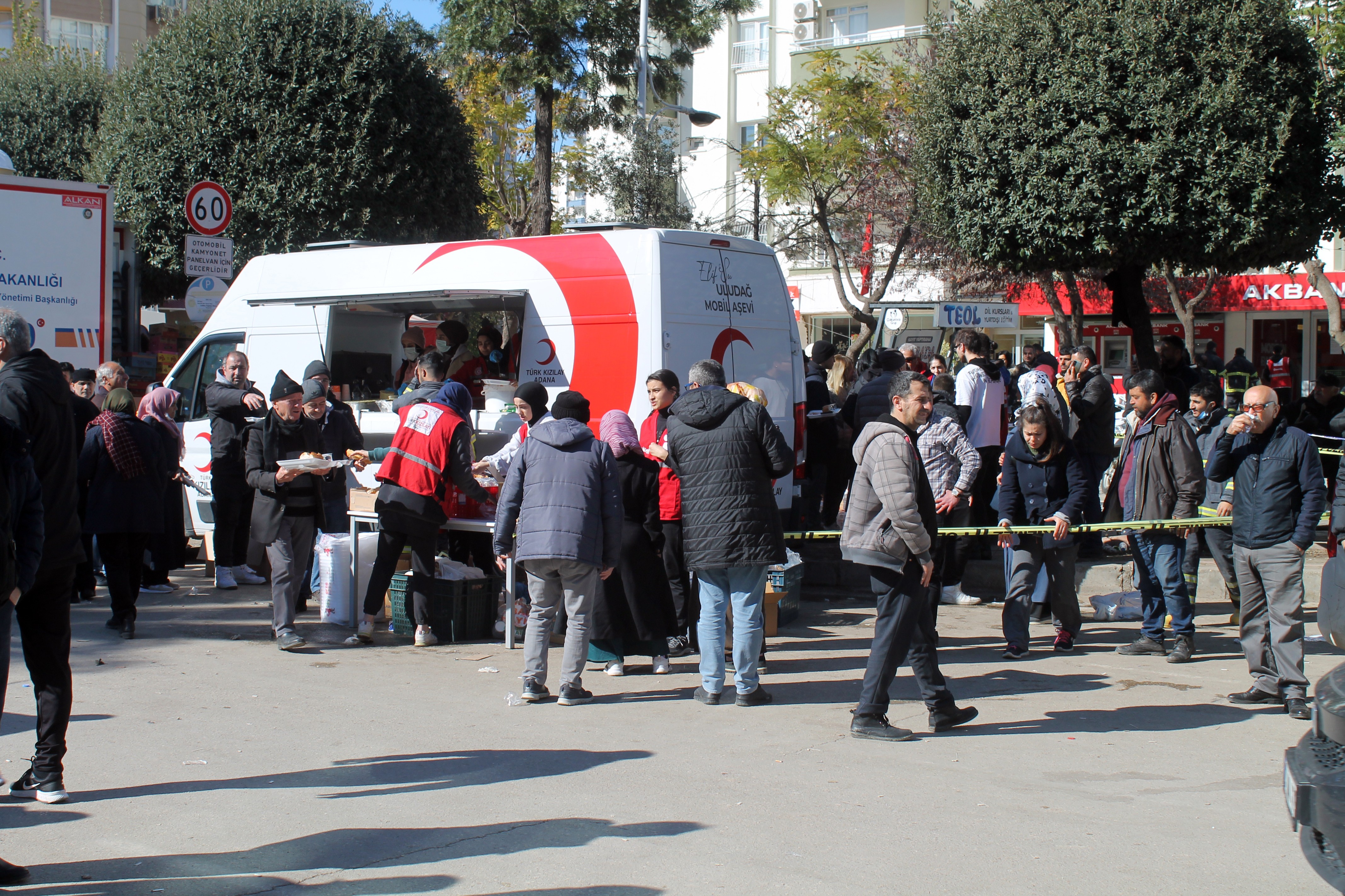 Kızılay aracından yemek dağıtımı.