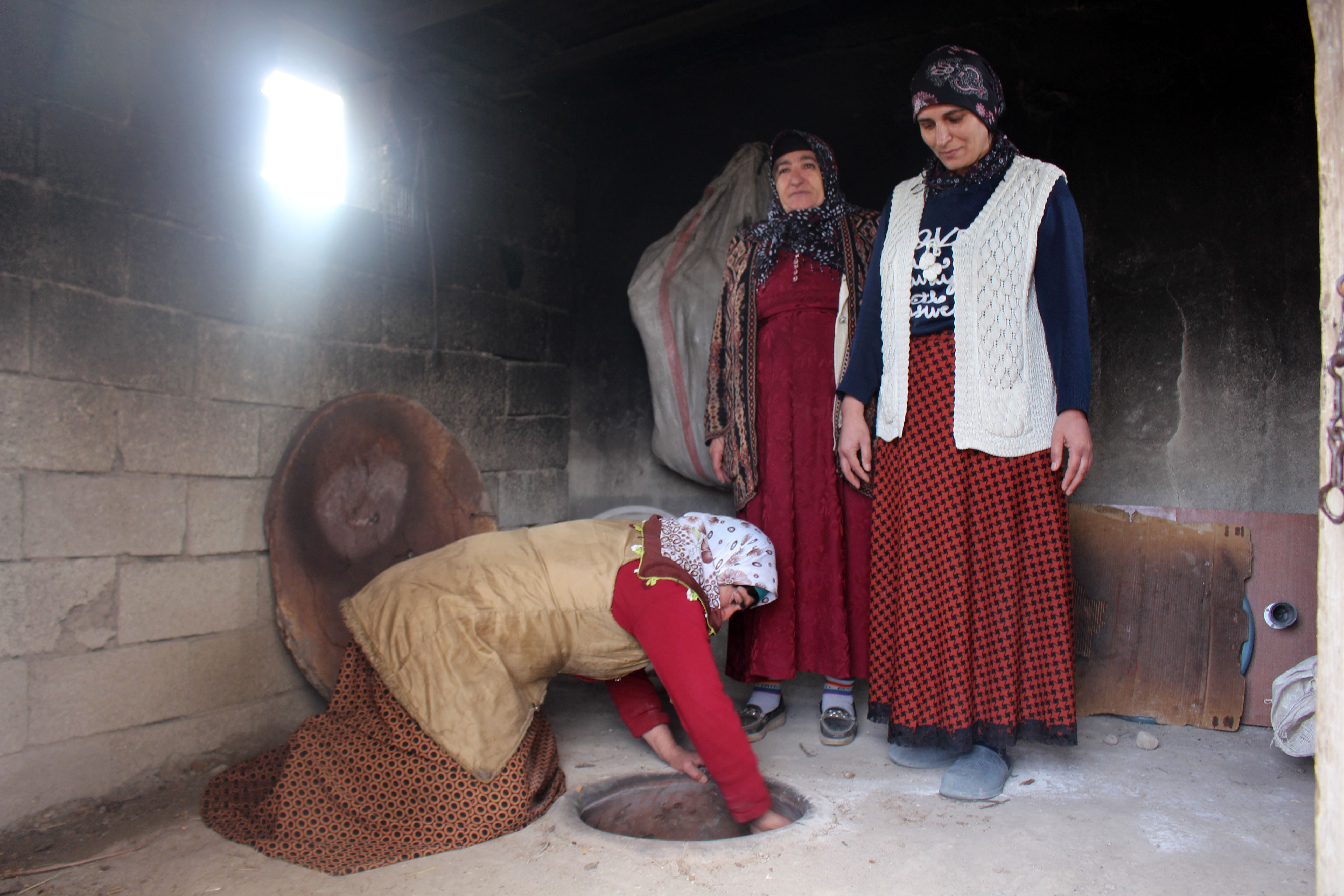 Iğdır'da depremzedeler için tandır başında kadınlar