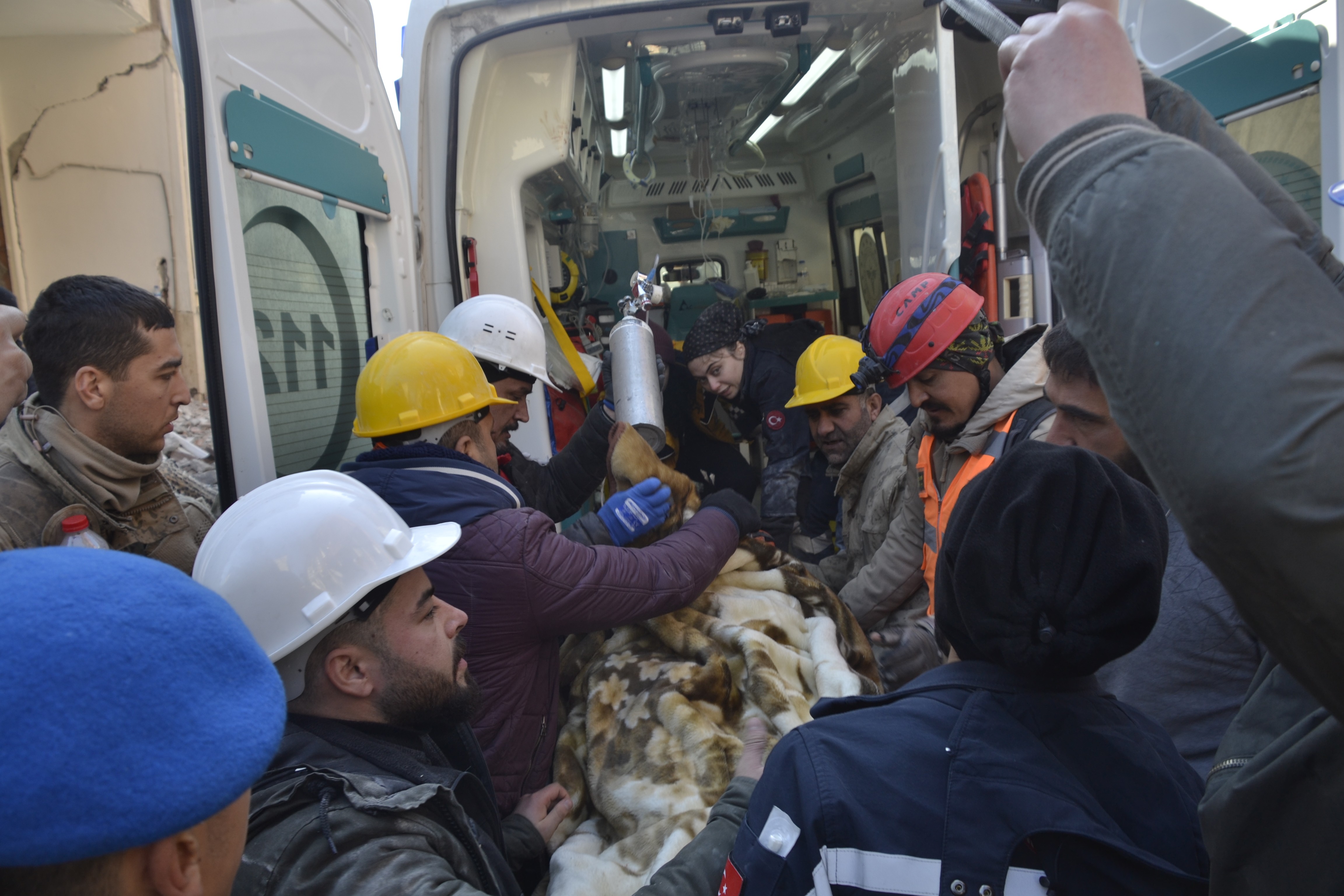 Hatay Antakya'da enkaz altından çıkarılan bir kişi ambulansa bindirilirken