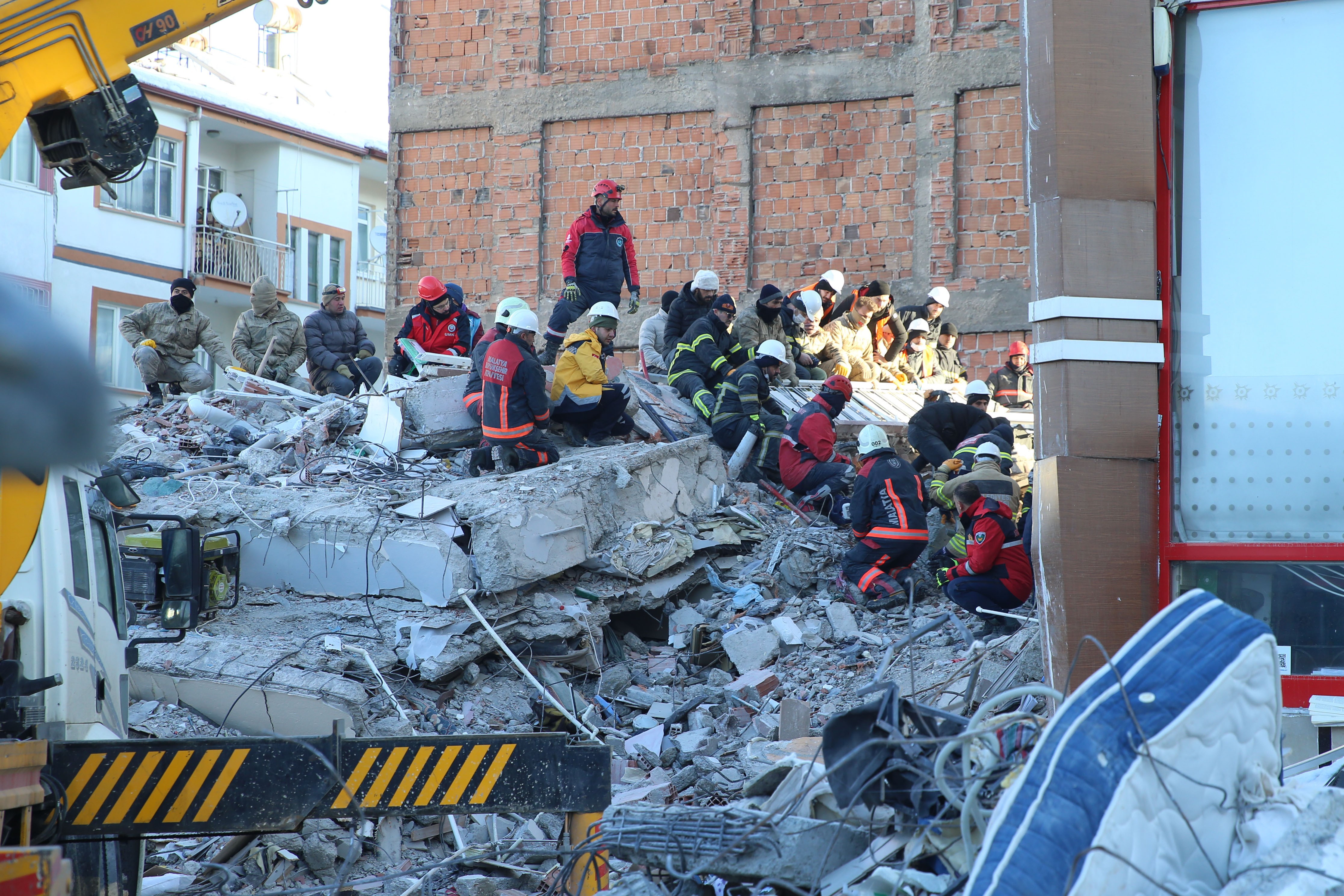 Deprem sonraıs Malatya'da enkaz çalışmalarına katılan itfaiye ekipleri