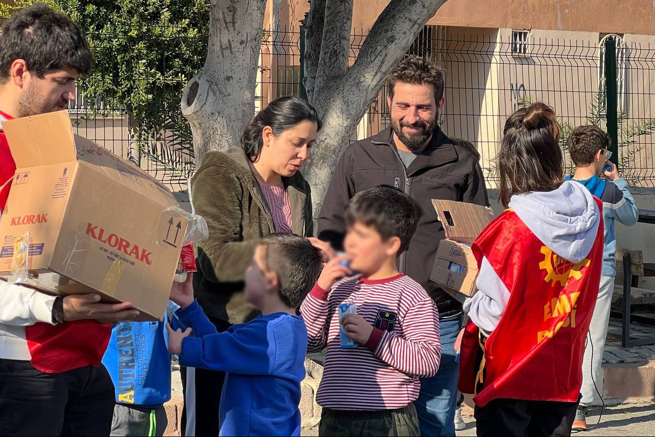 EMEP üyeleri depremzedelere yardım dağıtıyor