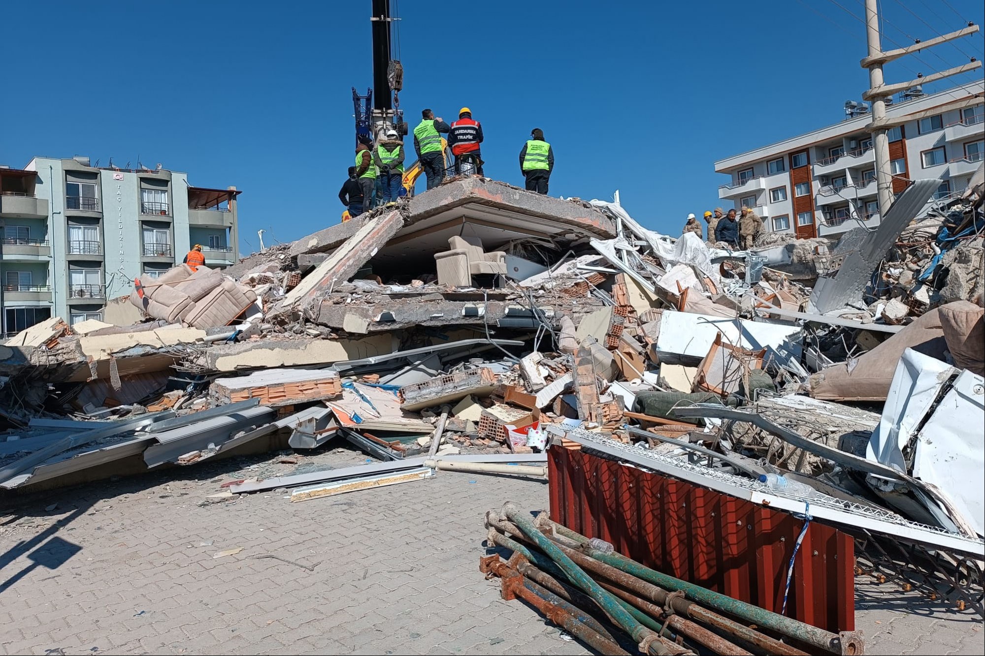 Arsuz'da deprem sonrası yıkılan yapılar