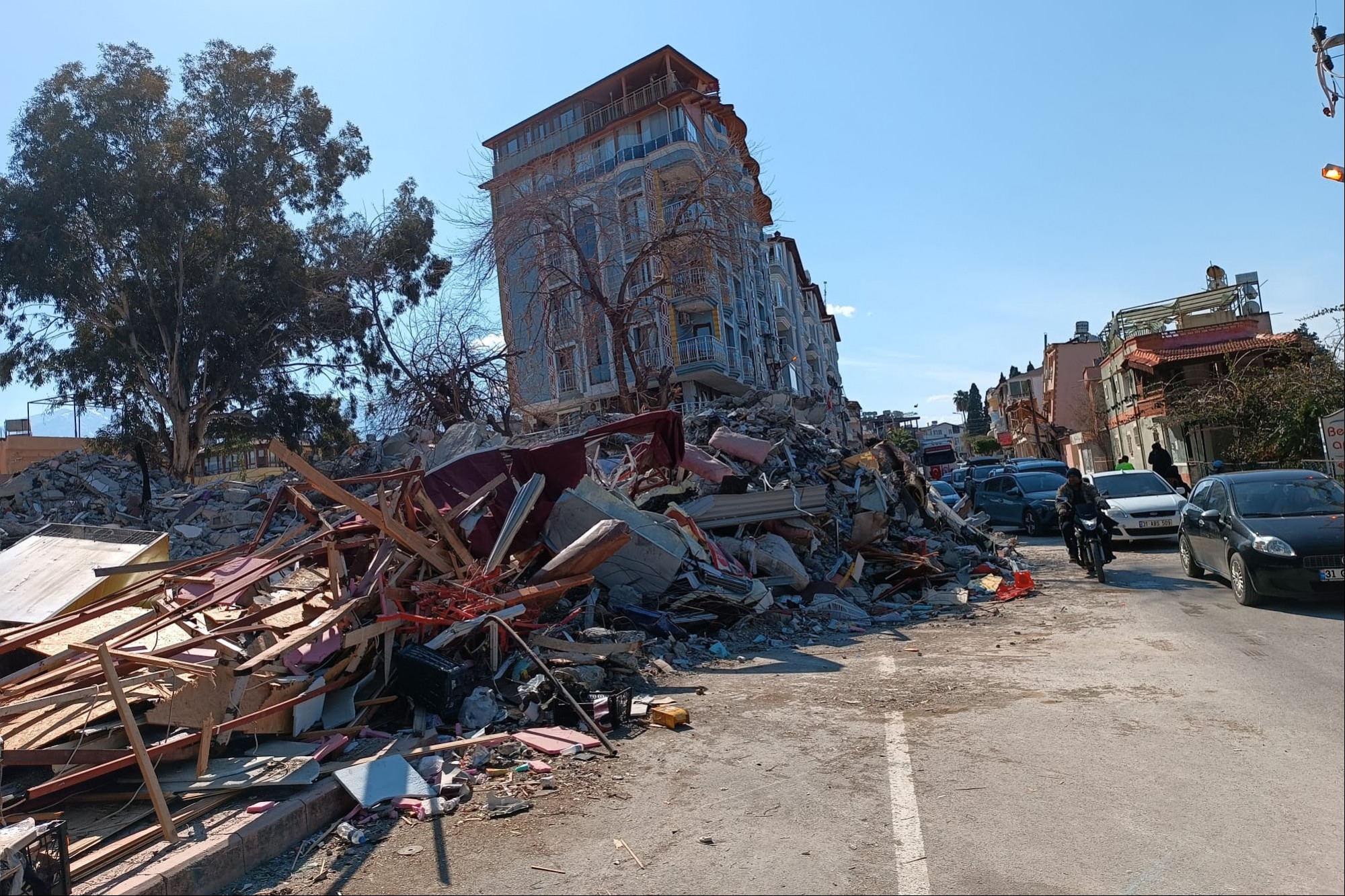 Arsuz'da deprem sonrası yıkılan yapılar