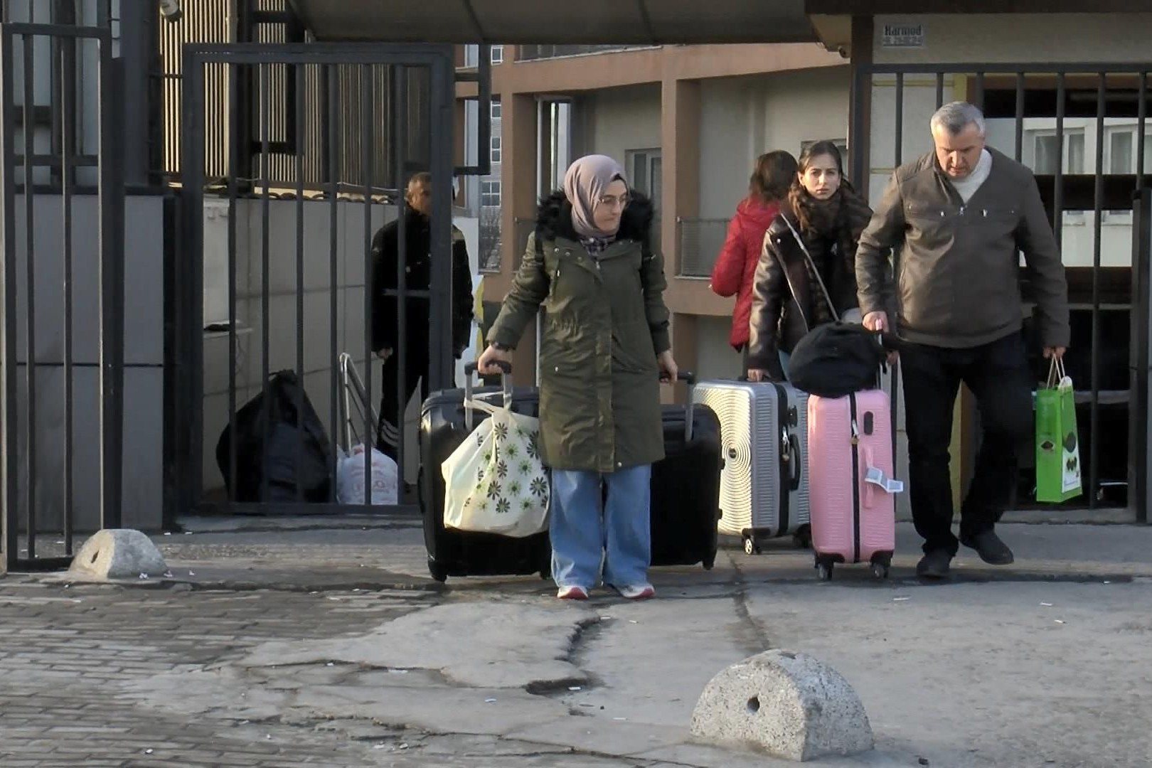 Depremzedeler için yurtlar boşaltılıyor