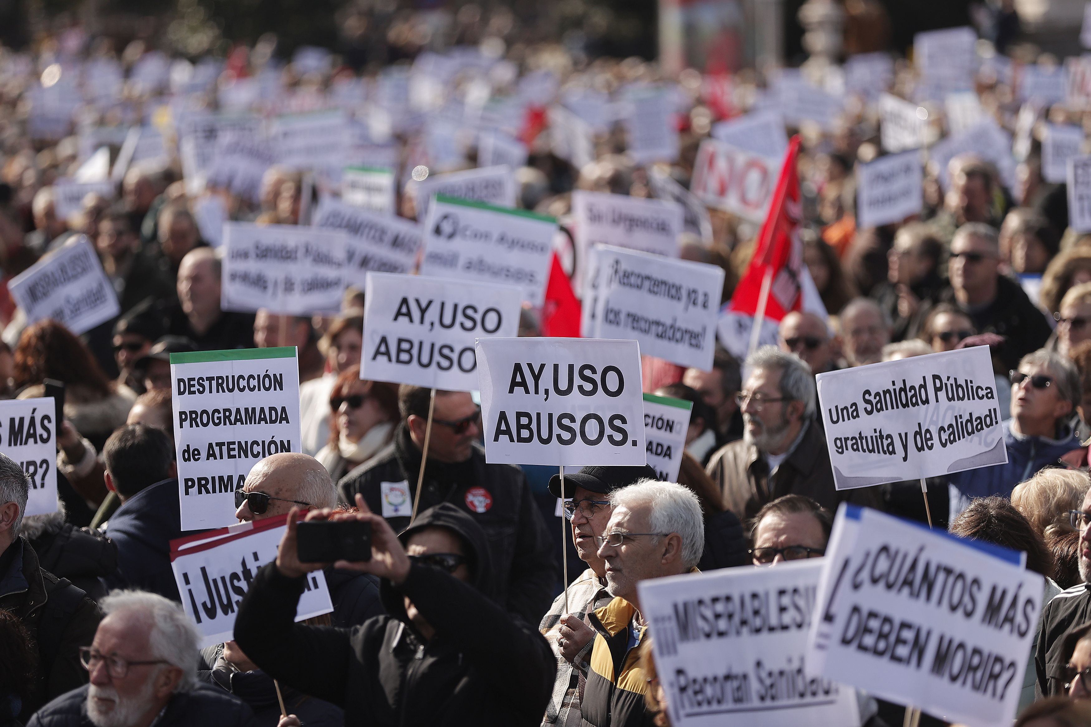 Madrid'de 200 binin üzerinde sağlıkçı sağlık politikalarına karşı eylemdeydi