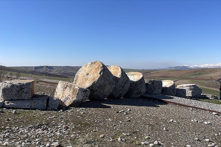 Nemrut Dağı eteklerinde bulunan 2 bin yıllık Karakuş Tümülüsü 