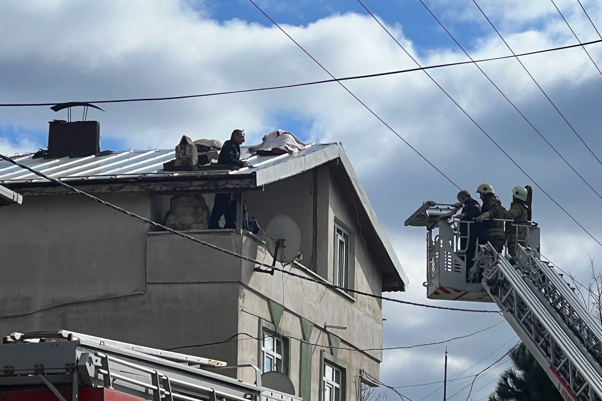 Çatı tamiratında yüksek gerilim hattına kapılıp öldü