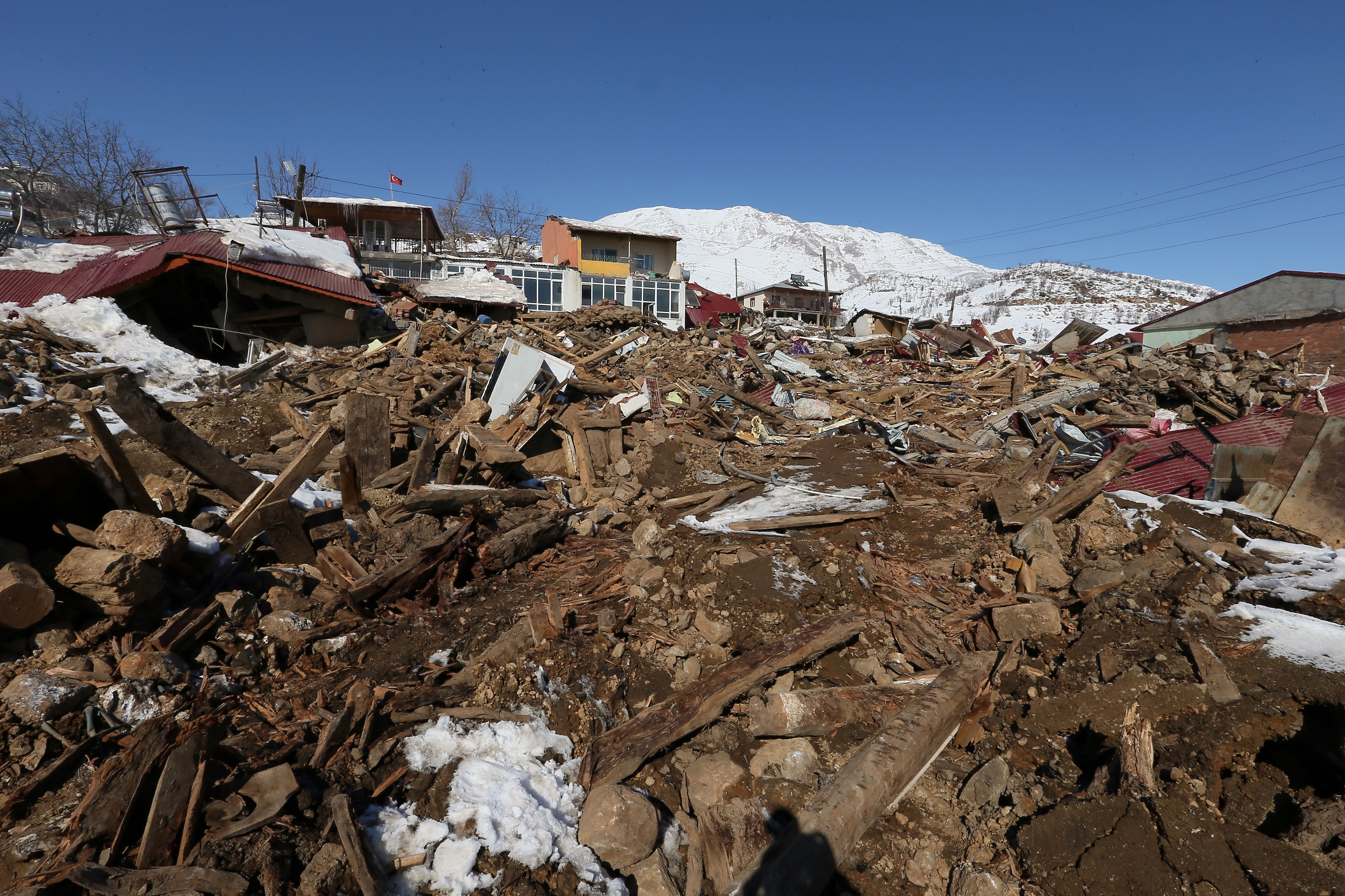 deprem sonrası yıkılan köy