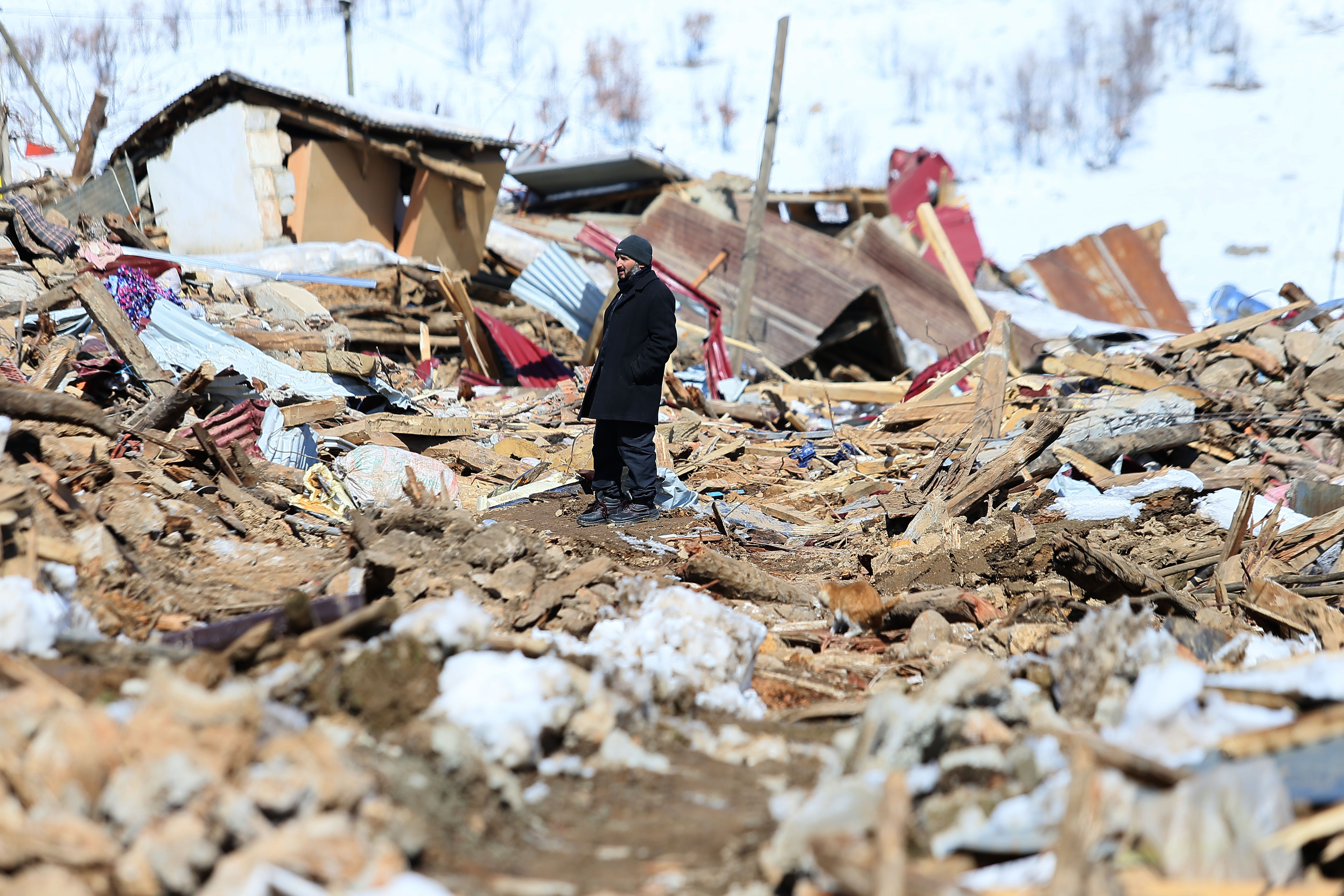 deprem sonrası yıkılan köy