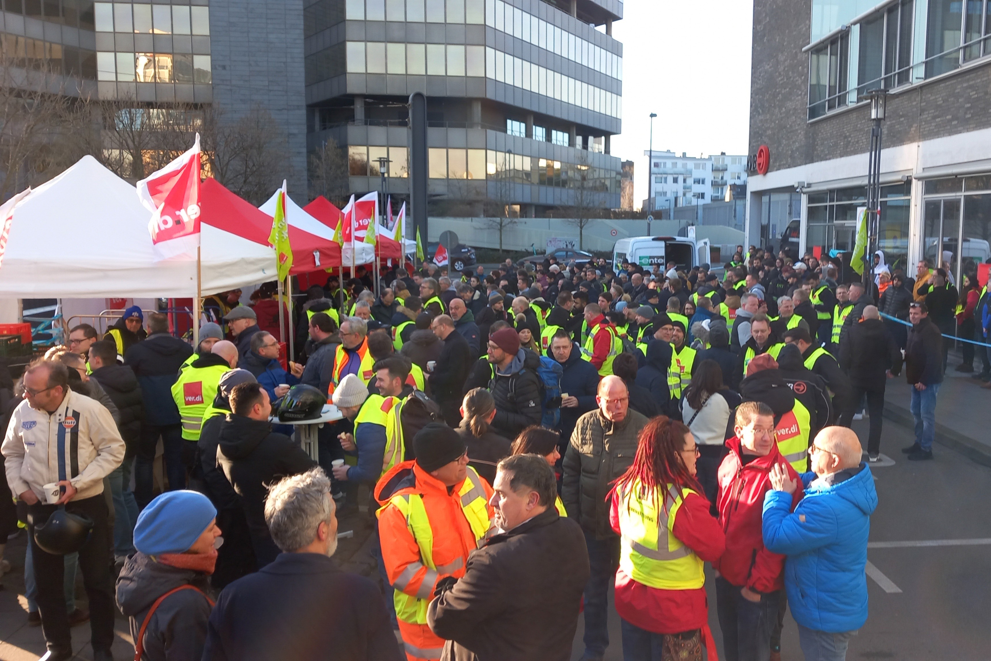 ALmanya'da greve giden işçiler