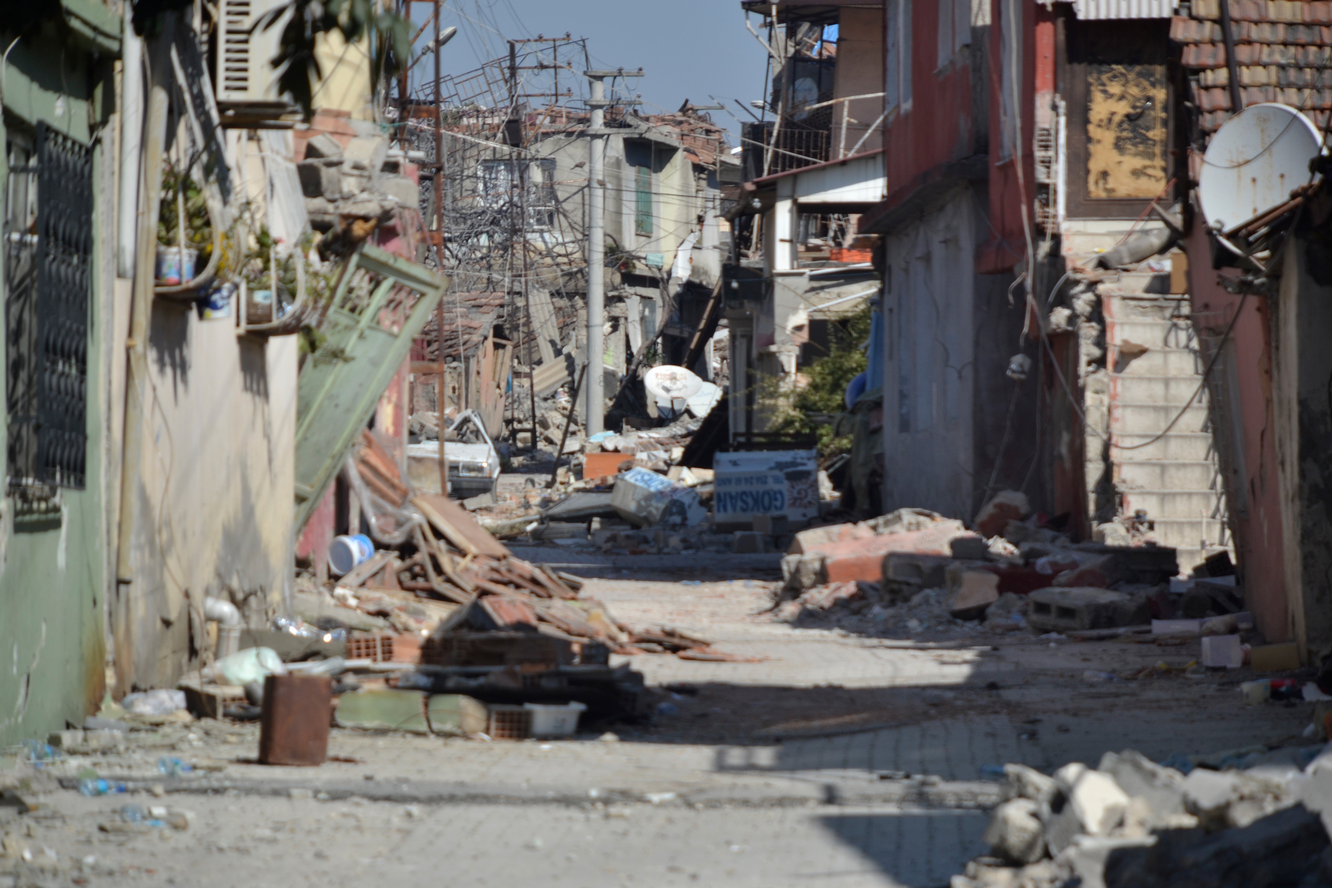 Antakya'da yıkılmış evler.