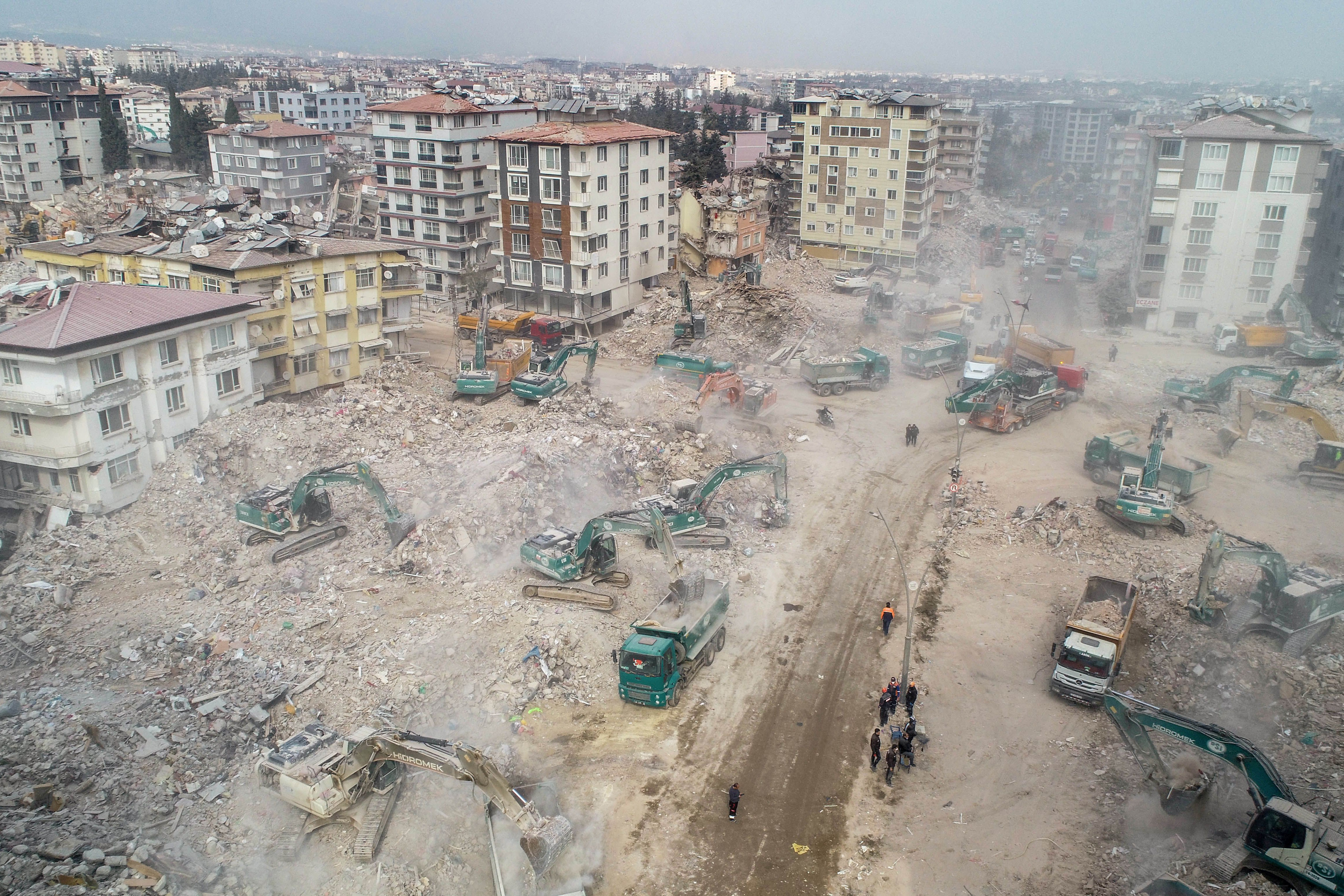 Hatay'da enkaz kaldırma çalışmaları başladı