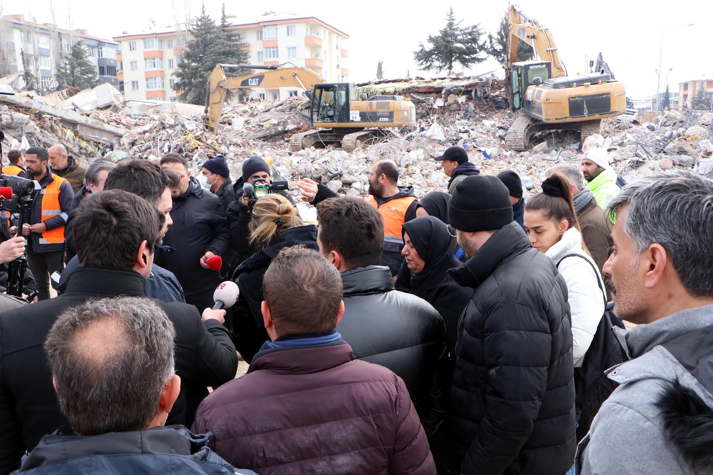 Depremzede aile enkaz kaldırmaya tepki gösterdi