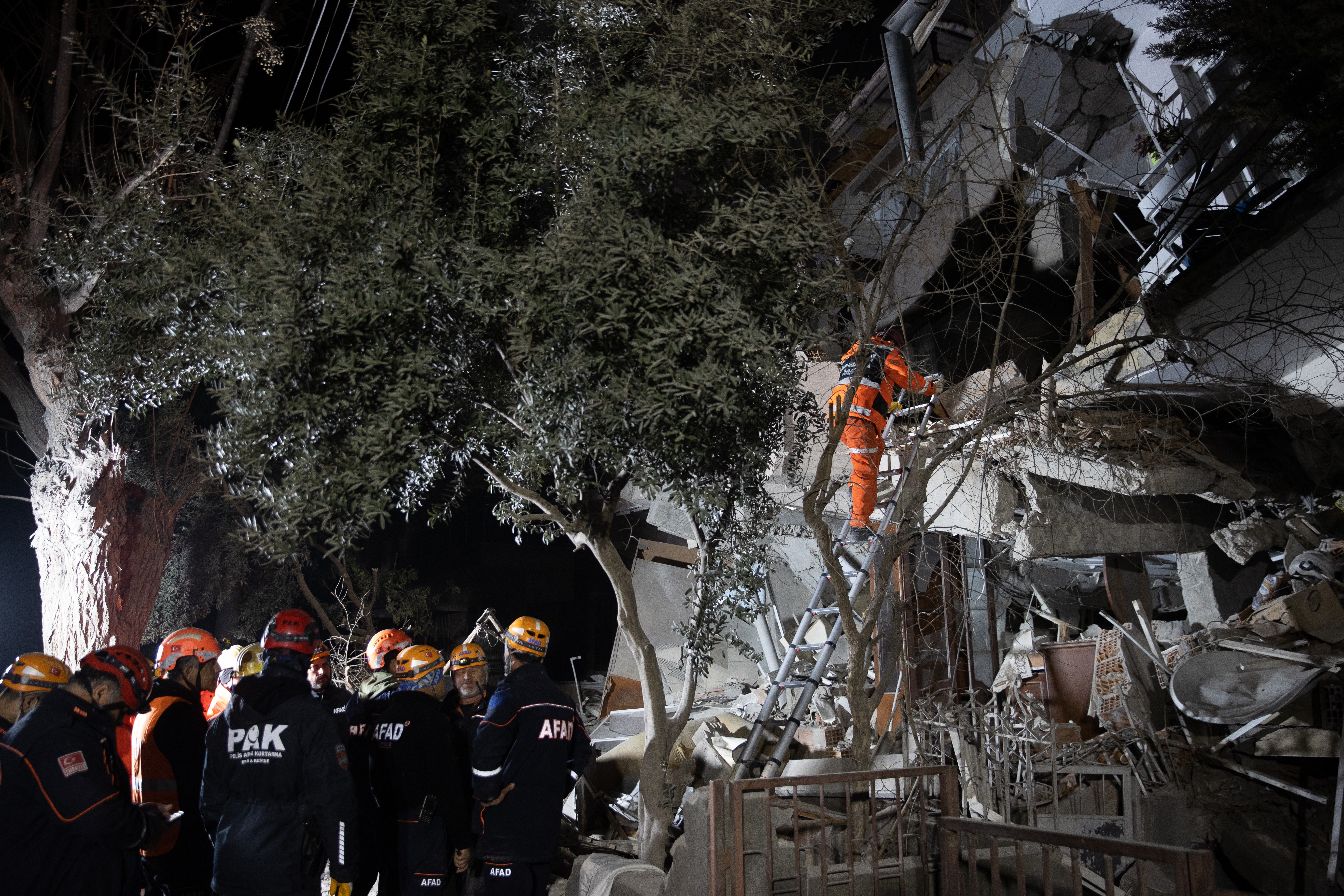 Hatay'daki enkazda yürütülen arma kurtarma çalışması