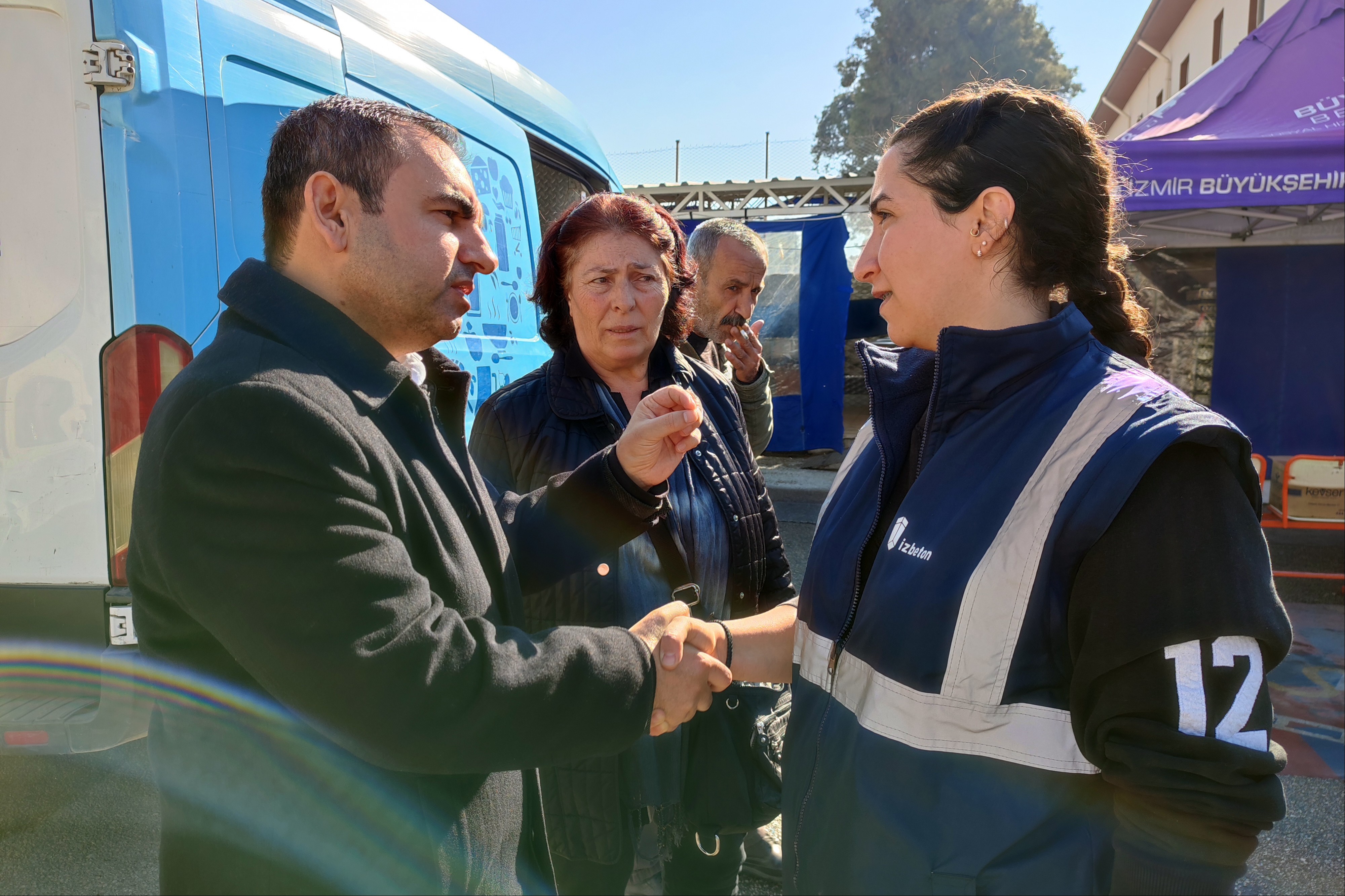 Ercüment Akdeniz çadır alanında geziyor.