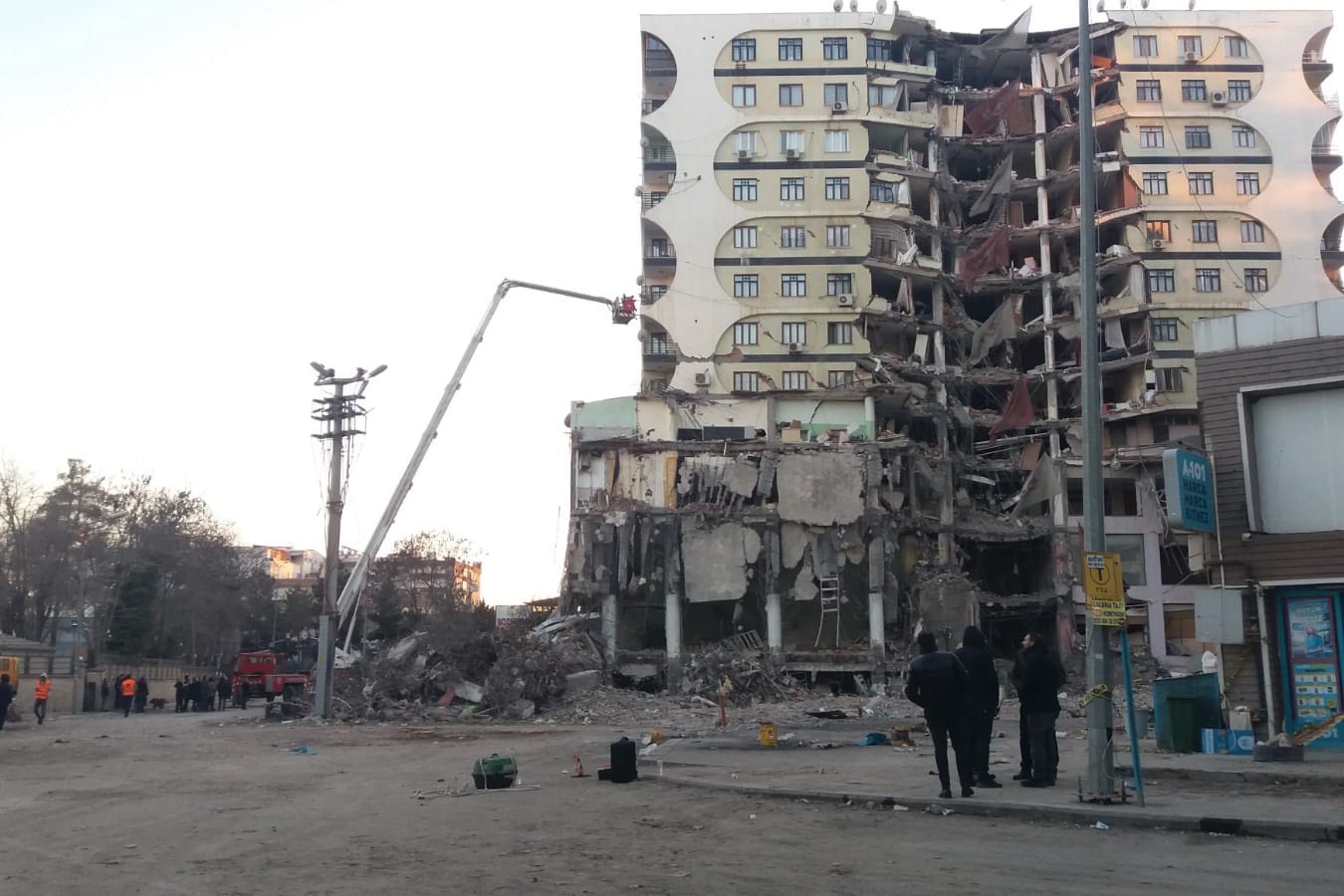 Diyarbakır'da hayvanların mahsur kaldığı binada tepkiler üzerine kurtarma çalışmaları başlatıldı