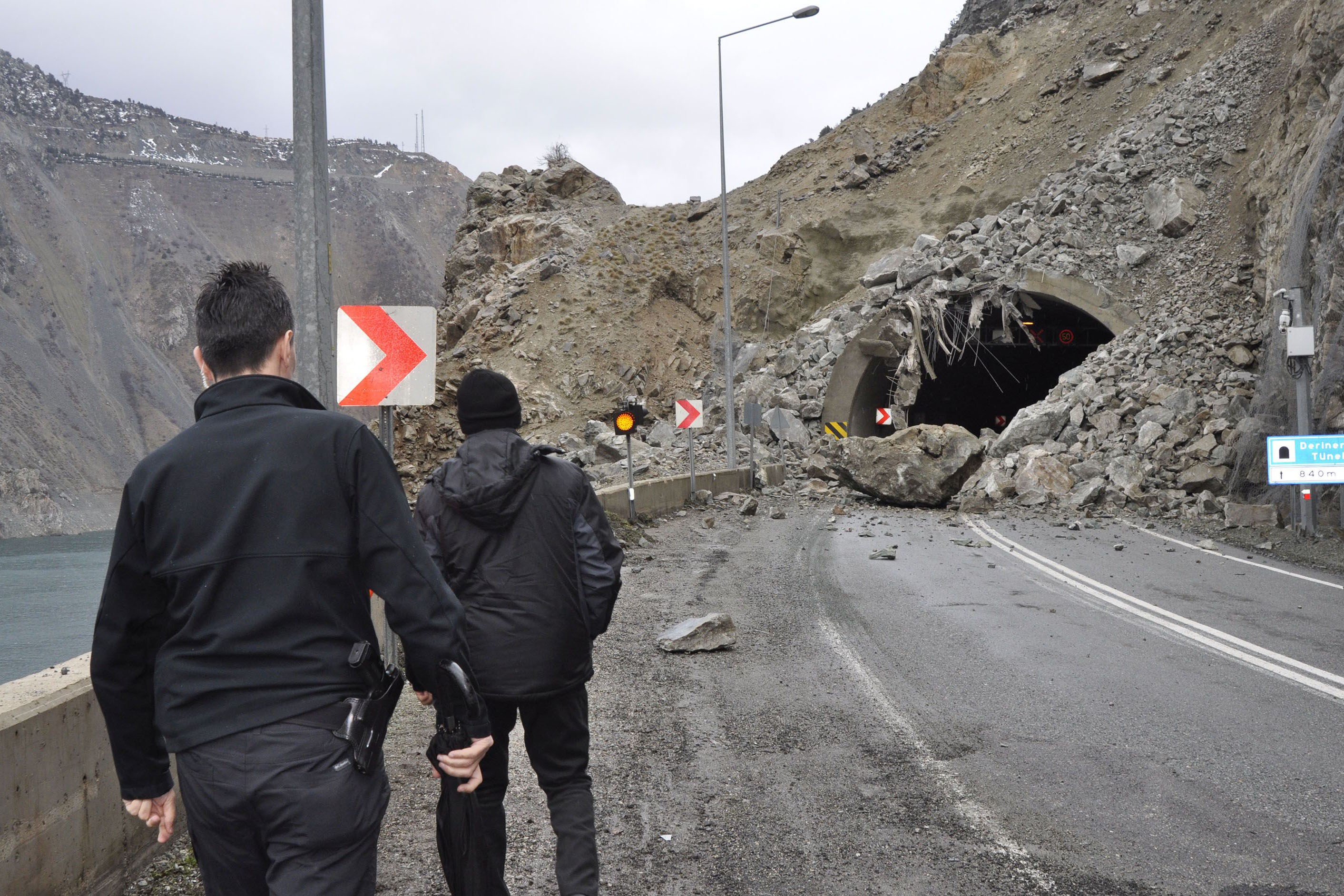 Artvin-Erzurum kara yolu heyelan nedeniyle ulaşıma kapandı