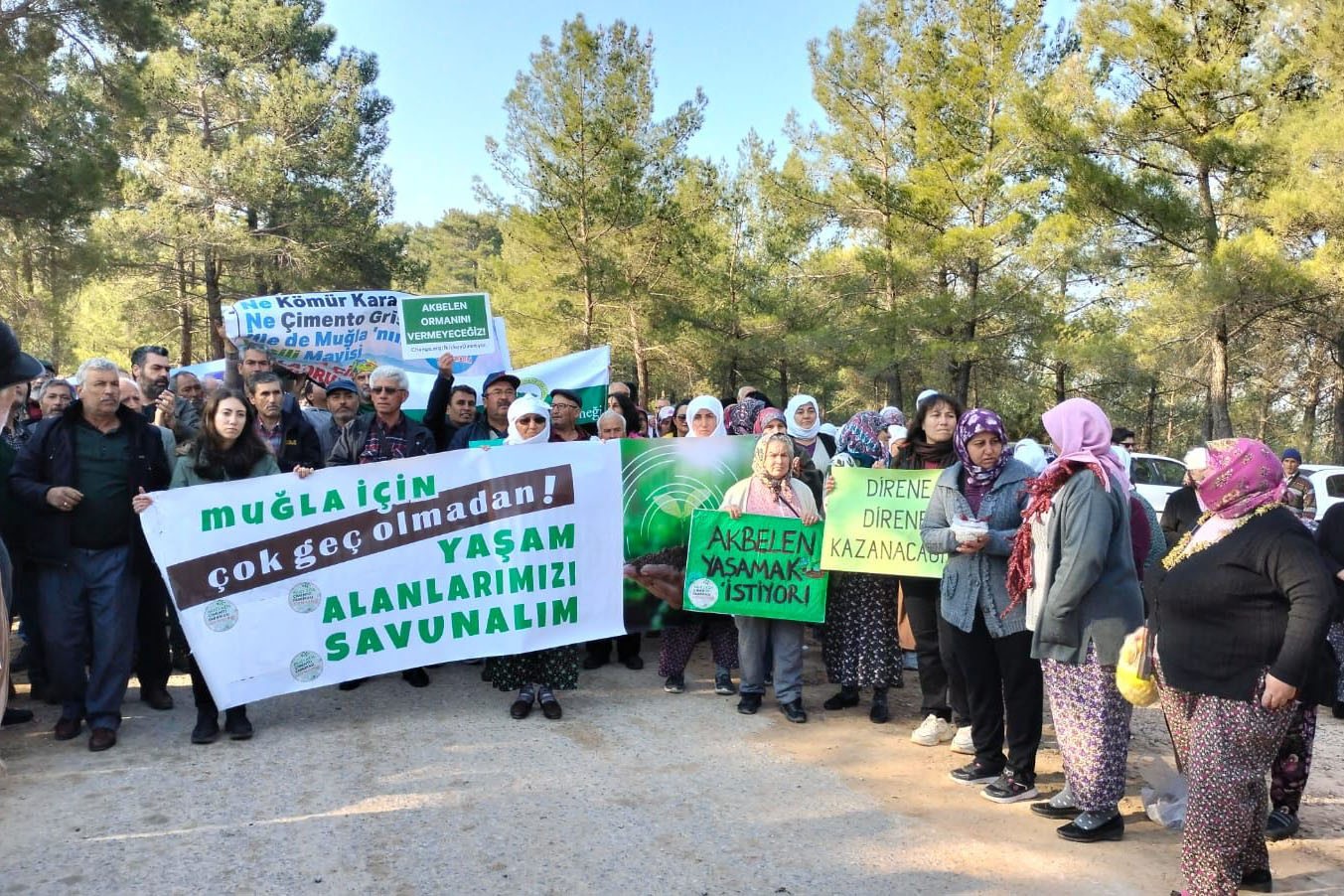 Deştin ve Bayır mahallelerinde yapımı süren çimento fabrikasına karşı bilirkişi keşfi yapıldı.