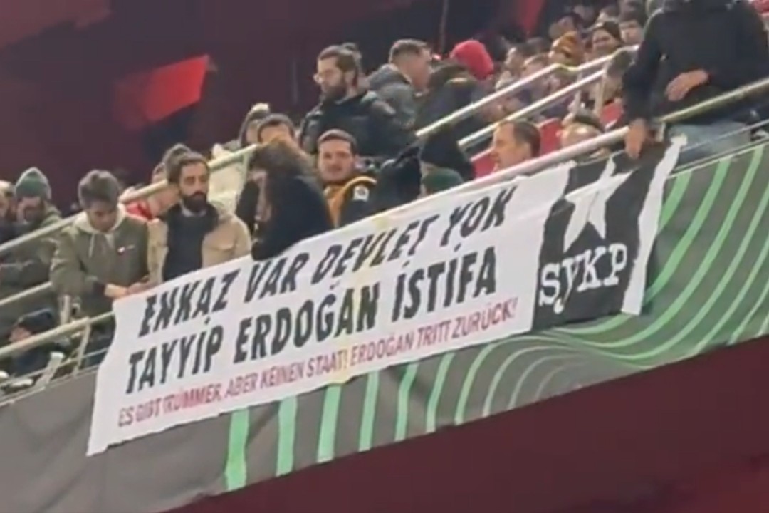 'Enkaz var devlet yok Tayyip Erdoğan istifa' yazılı pankart