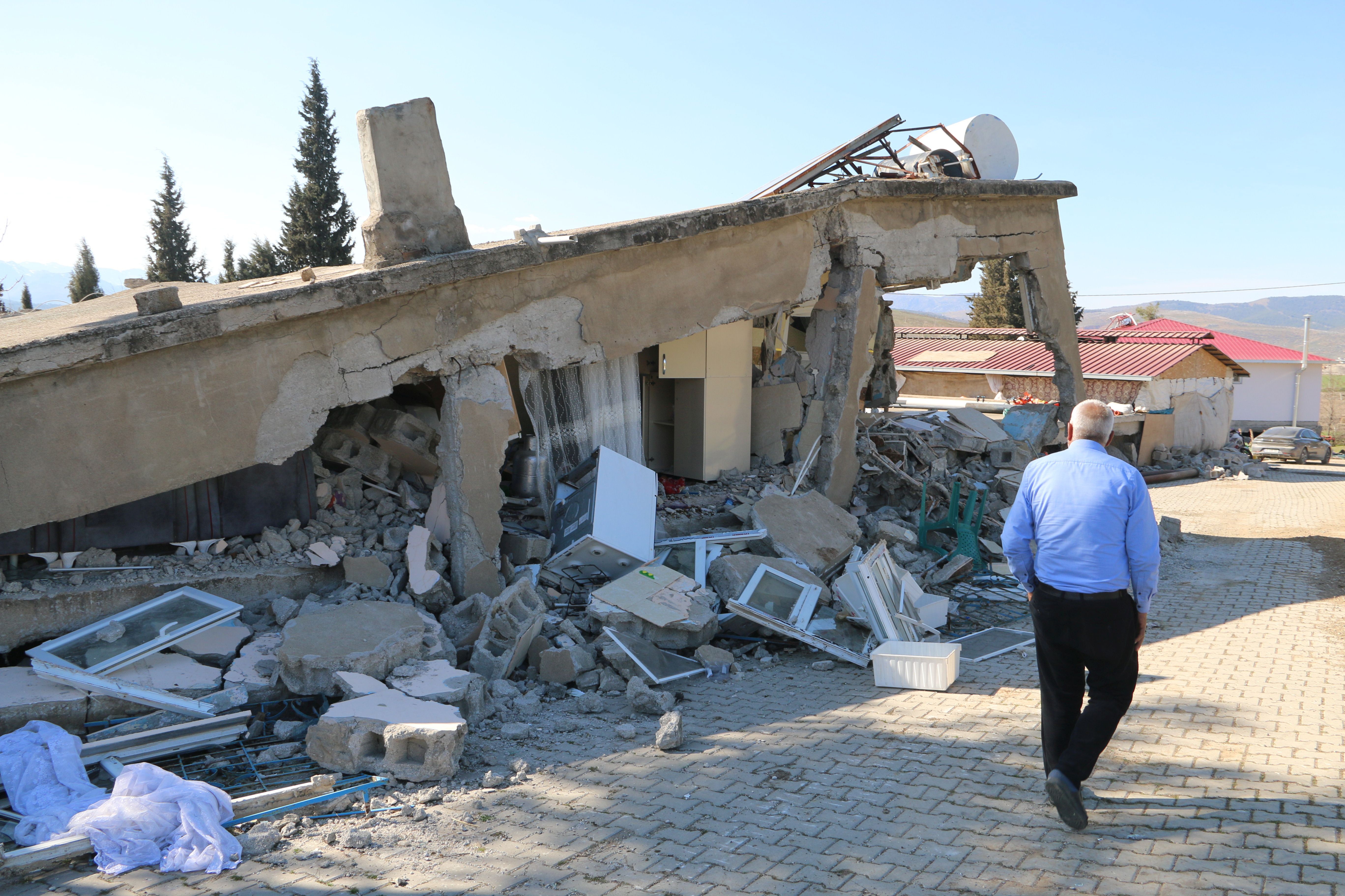 Maraş'taki Varto köyü de yıkıldı