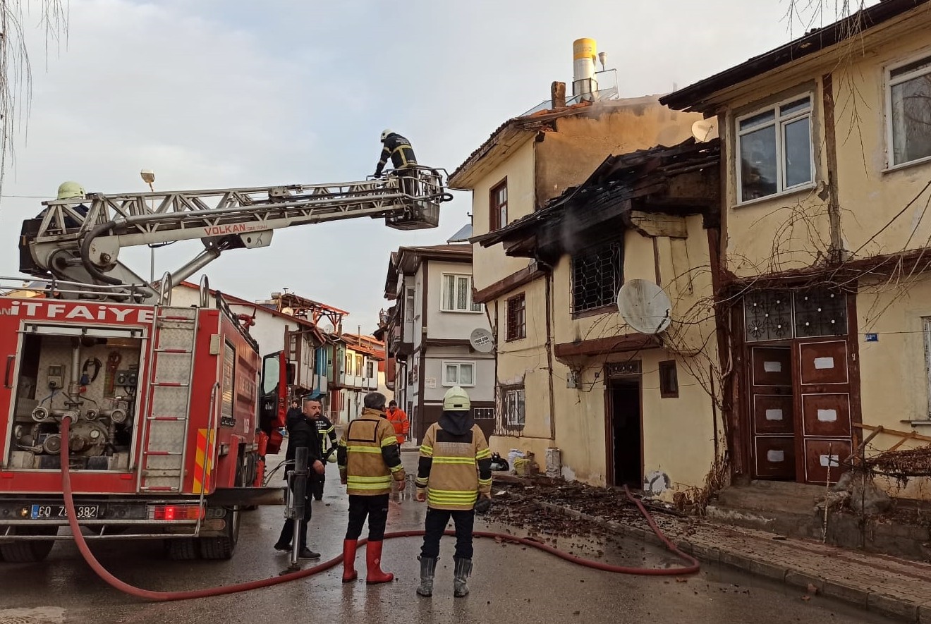 yangın çıkan eve itfaiye ekipleri müdahale ediyor