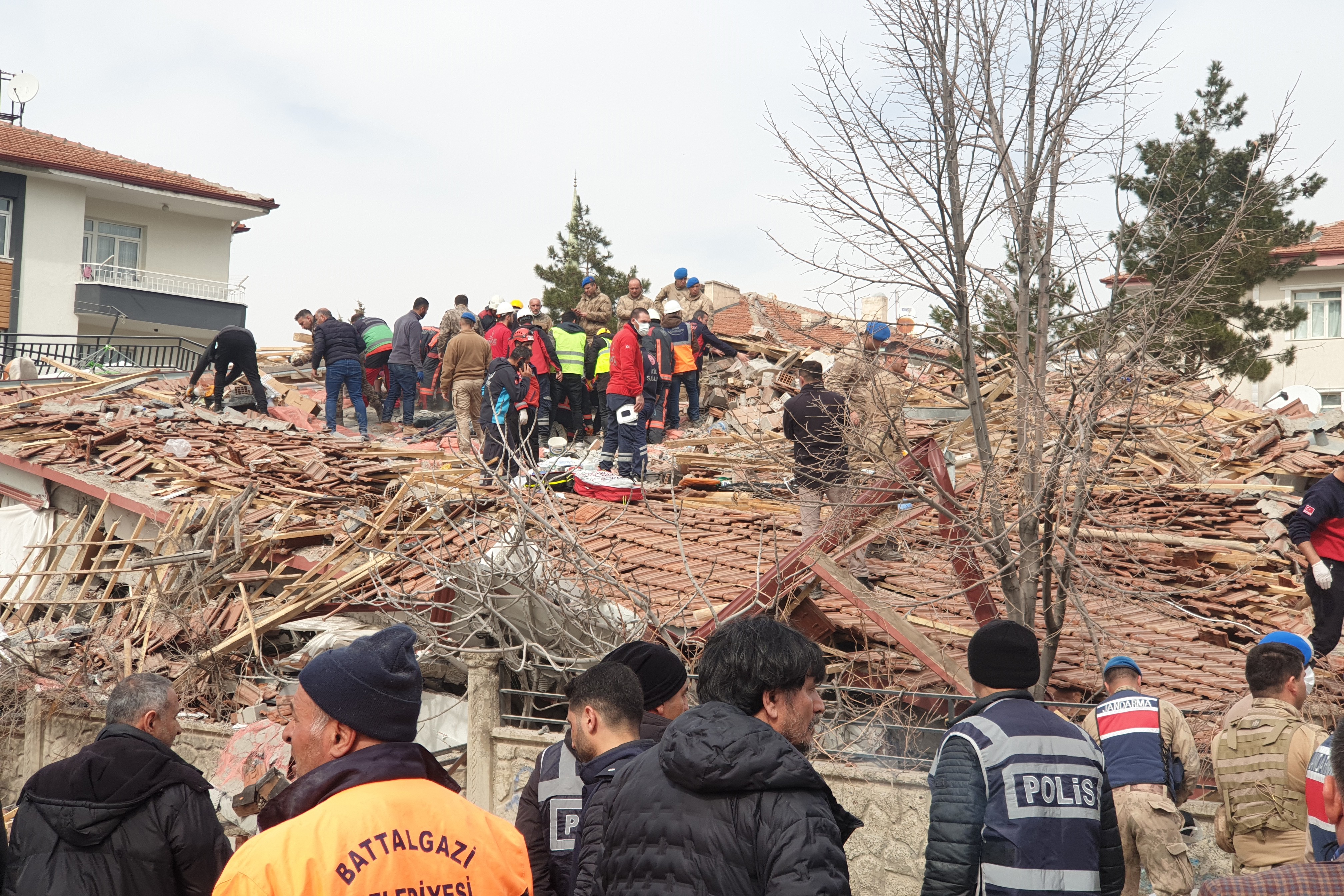 Malatya'da depremin ardından yıkılan bina